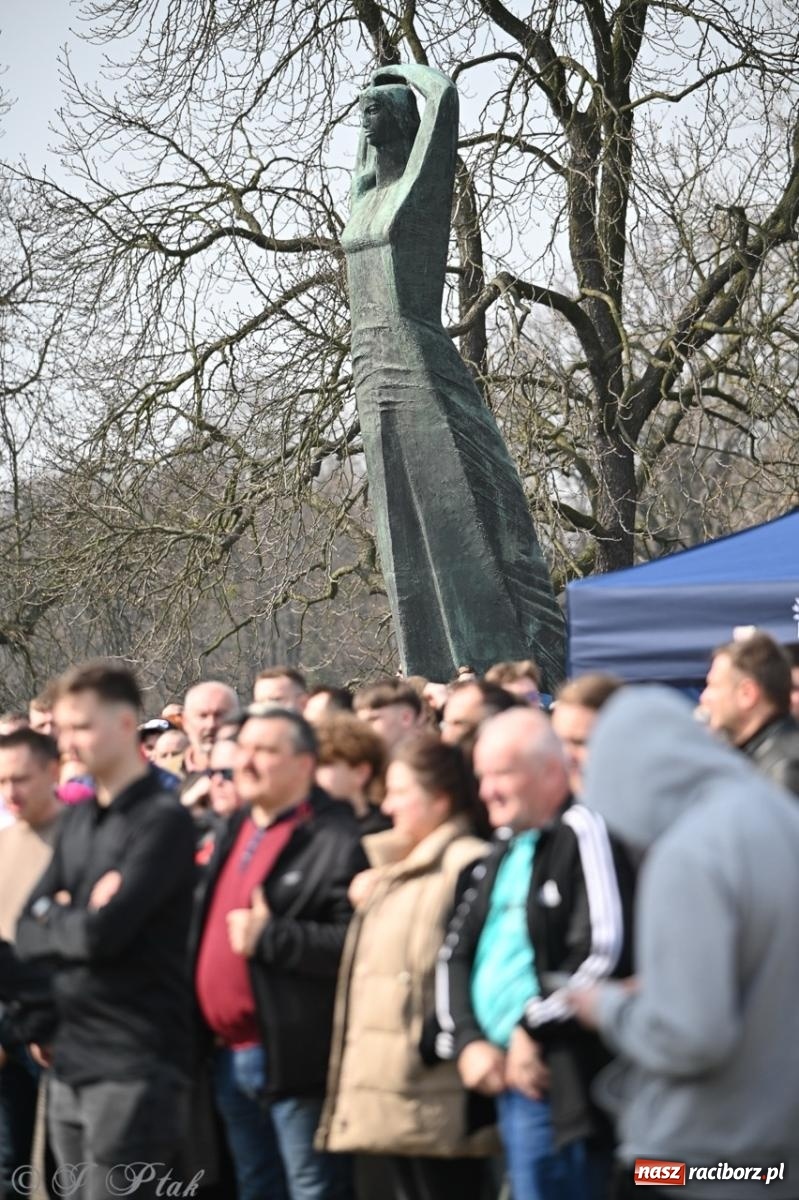 Zdjęcie w galerii na portalu naszraciborz.pl: Cześć, tu Sławomir. Mentzen na wiecu przy Matce Polce w Raciborzu [FOTO i WIDEO] wiadomości z regionu
