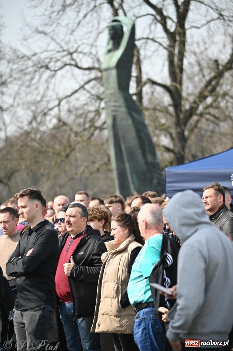 Zdjęcie w galerii na portalu naszraciborz.pl: Cześć, tu Sławomir. Mentzen na wiecu przy Matce Polce w Raciborzu [FOTO i WIDEO] wiadomości z regionu