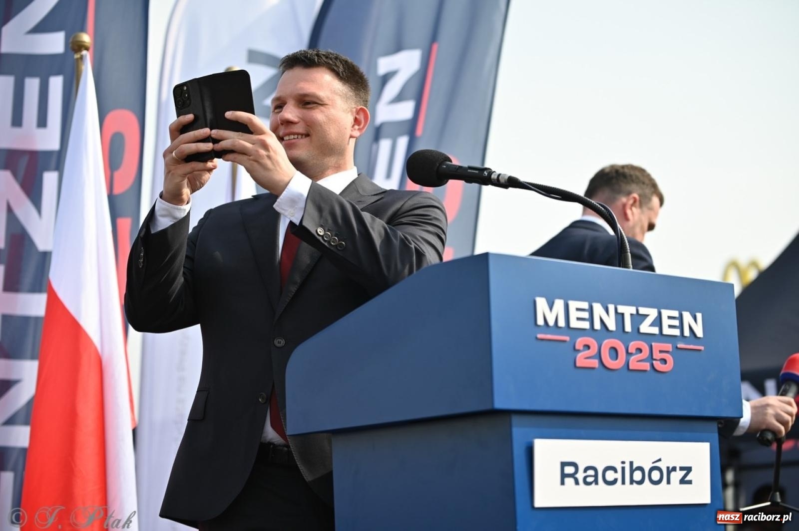 Zdjęcie w galerii na portalu naszraciborz.pl: Cześć, tu Sławomir. Mentzen na wiecu przy Matce Polce w Raciborzu [FOTO i WIDEO] wiadomości z regionu