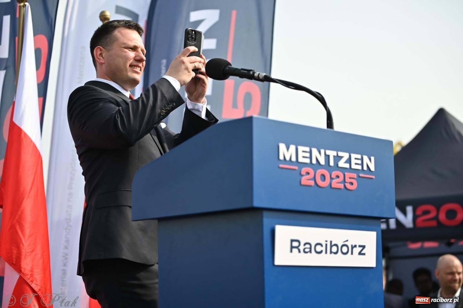 Zdjęcie w galerii na portalu naszraciborz.pl: Cześć, tu Sławomir. Mentzen na wiecu przy Matce Polce w Raciborzu [FOTO i WIDEO] wiadomości z regionu