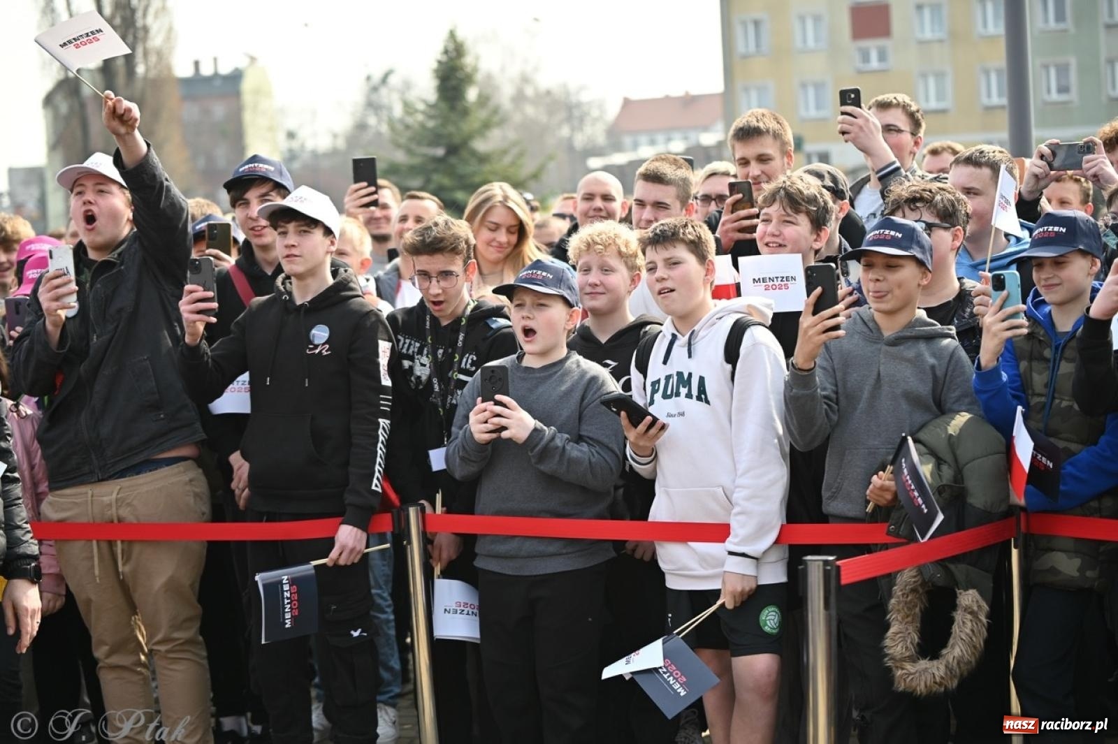 Zdjęcie w galerii na portalu naszraciborz.pl: Cześć, tu Sławomir. Mentzen na wiecu przy Matce Polce w Raciborzu [FOTO i WIDEO] wiadomości z regionu