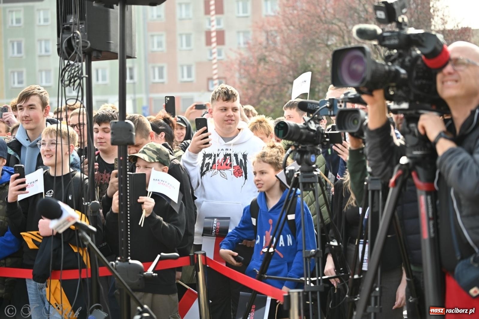 Zdjęcie w galerii na portalu naszraciborz.pl: Cześć, tu Sławomir. Mentzen na wiecu przy Matce Polce w Raciborzu [FOTO i WIDEO] wiadomości z regionu