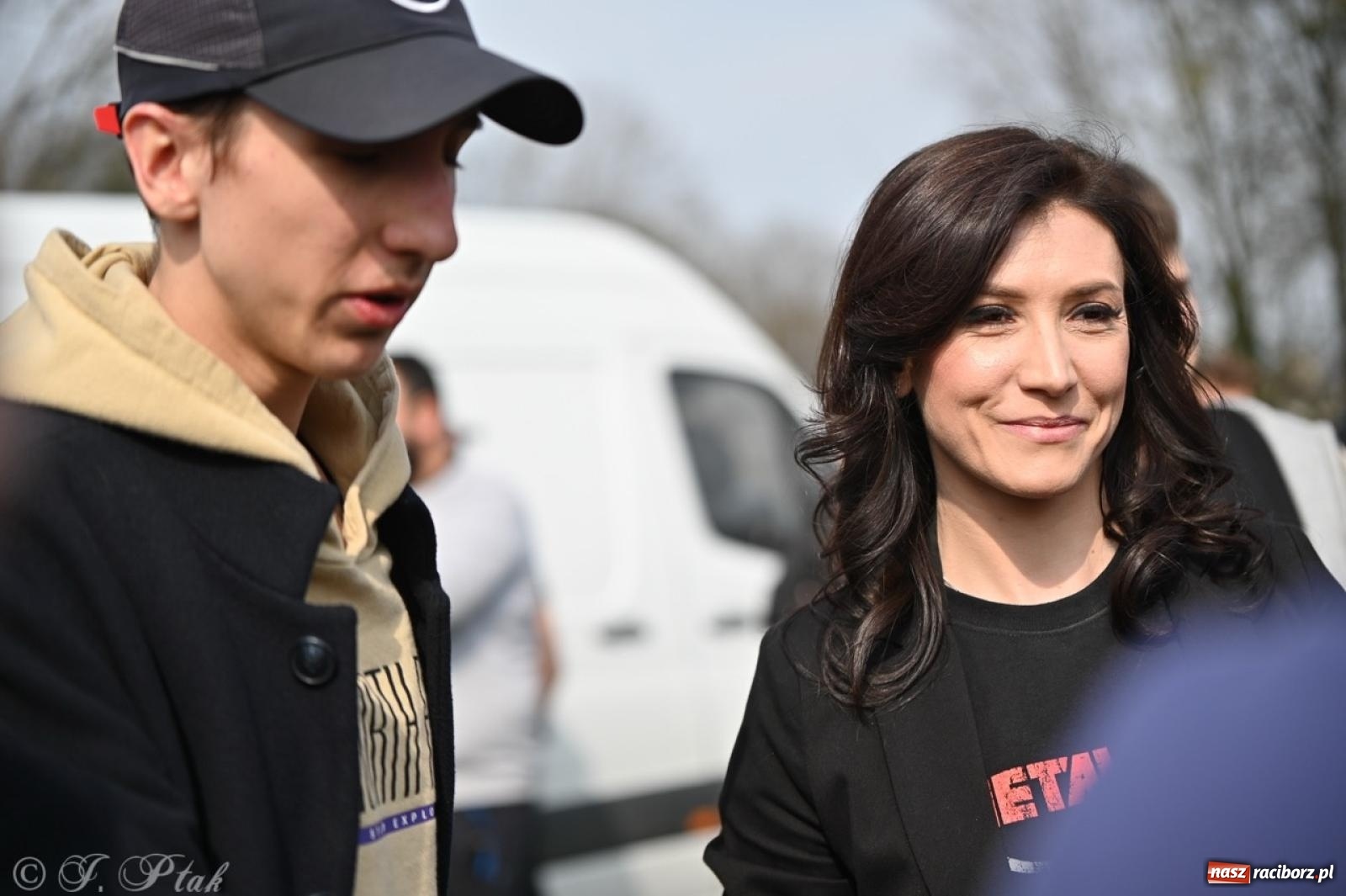 Zdjęcie w galerii na portalu naszraciborz.pl: Cześć, tu Sławomir. Mentzen na wiecu przy Matce Polce w Raciborzu [FOTO i WIDEO] wiadomości z regionu