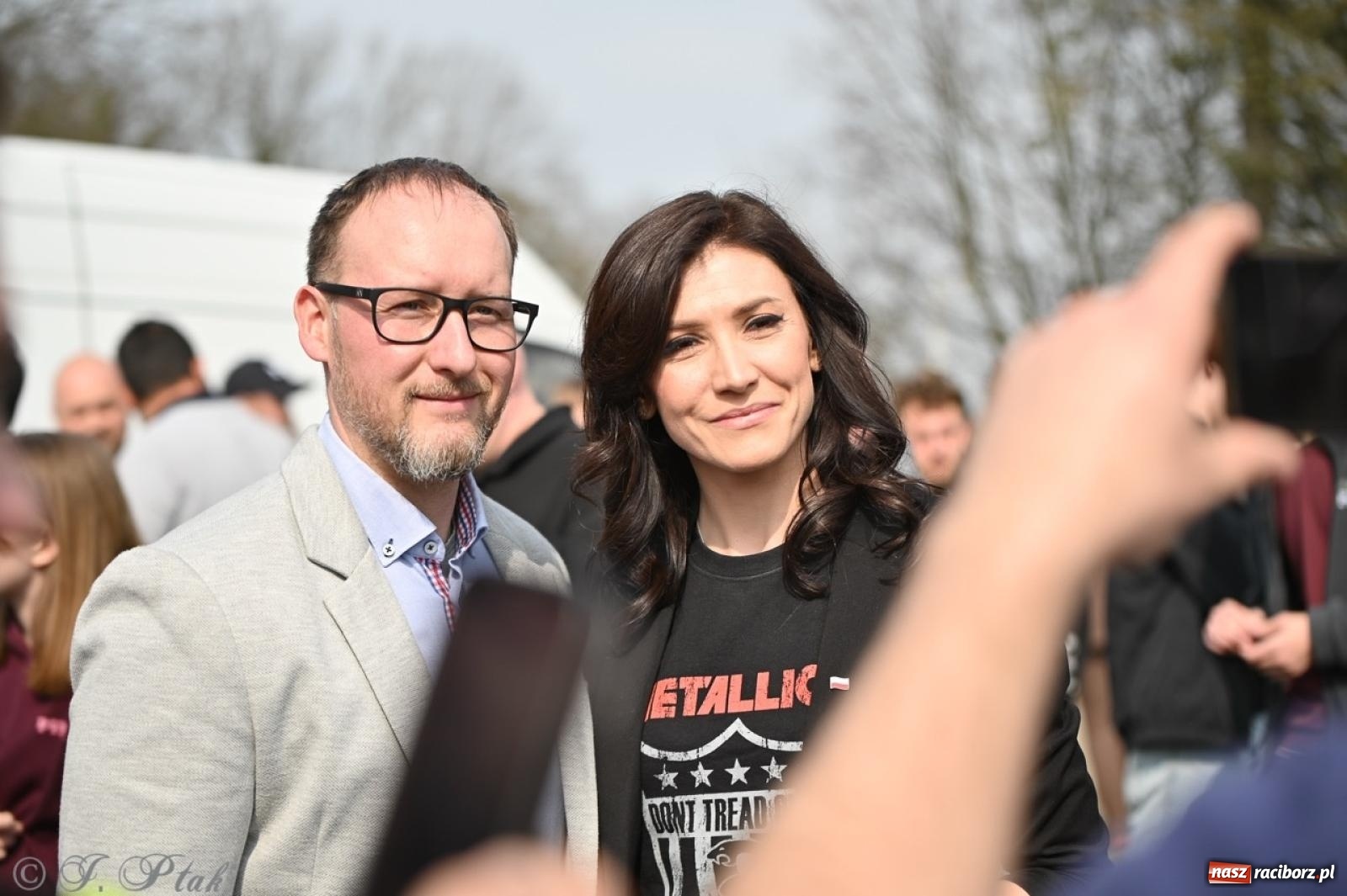Zdjęcie w galerii na portalu naszraciborz.pl: Cześć, tu Sławomir. Mentzen na wiecu przy Matce Polce w Raciborzu [FOTO i WIDEO] wiadomości z regionu