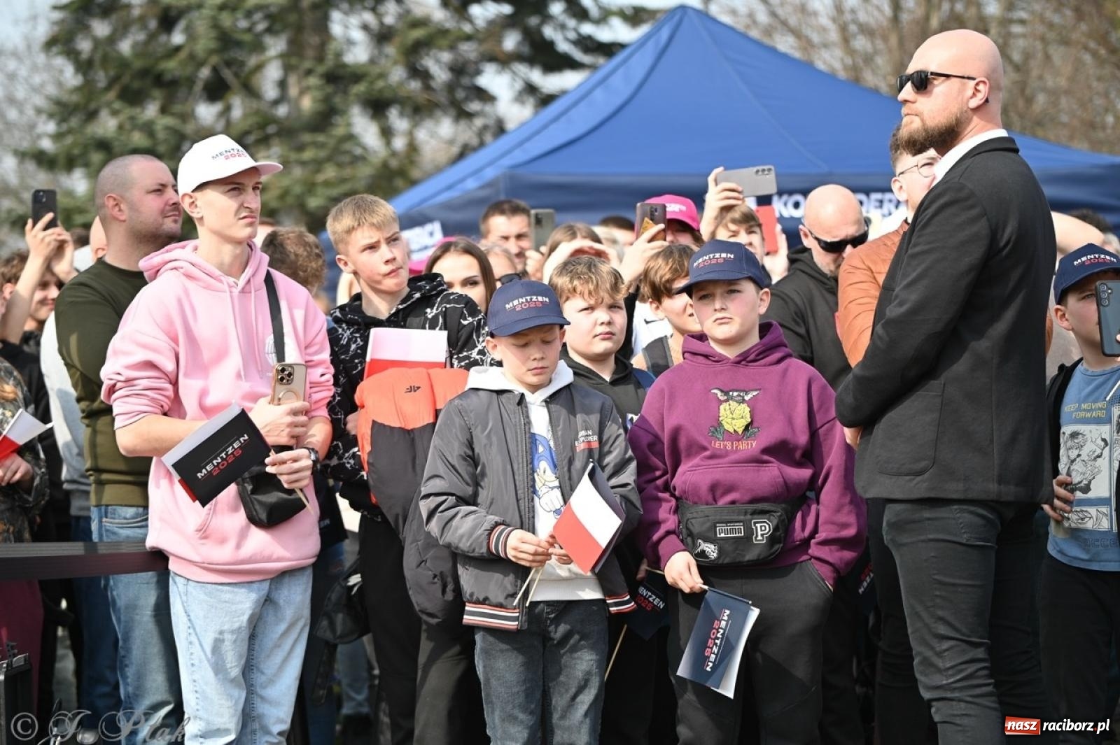 Zdjęcie w galerii na portalu naszraciborz.pl: Cześć, tu Sławomir. Mentzen na wiecu przy Matce Polce w Raciborzu [FOTO i WIDEO] wiadomości z regionu