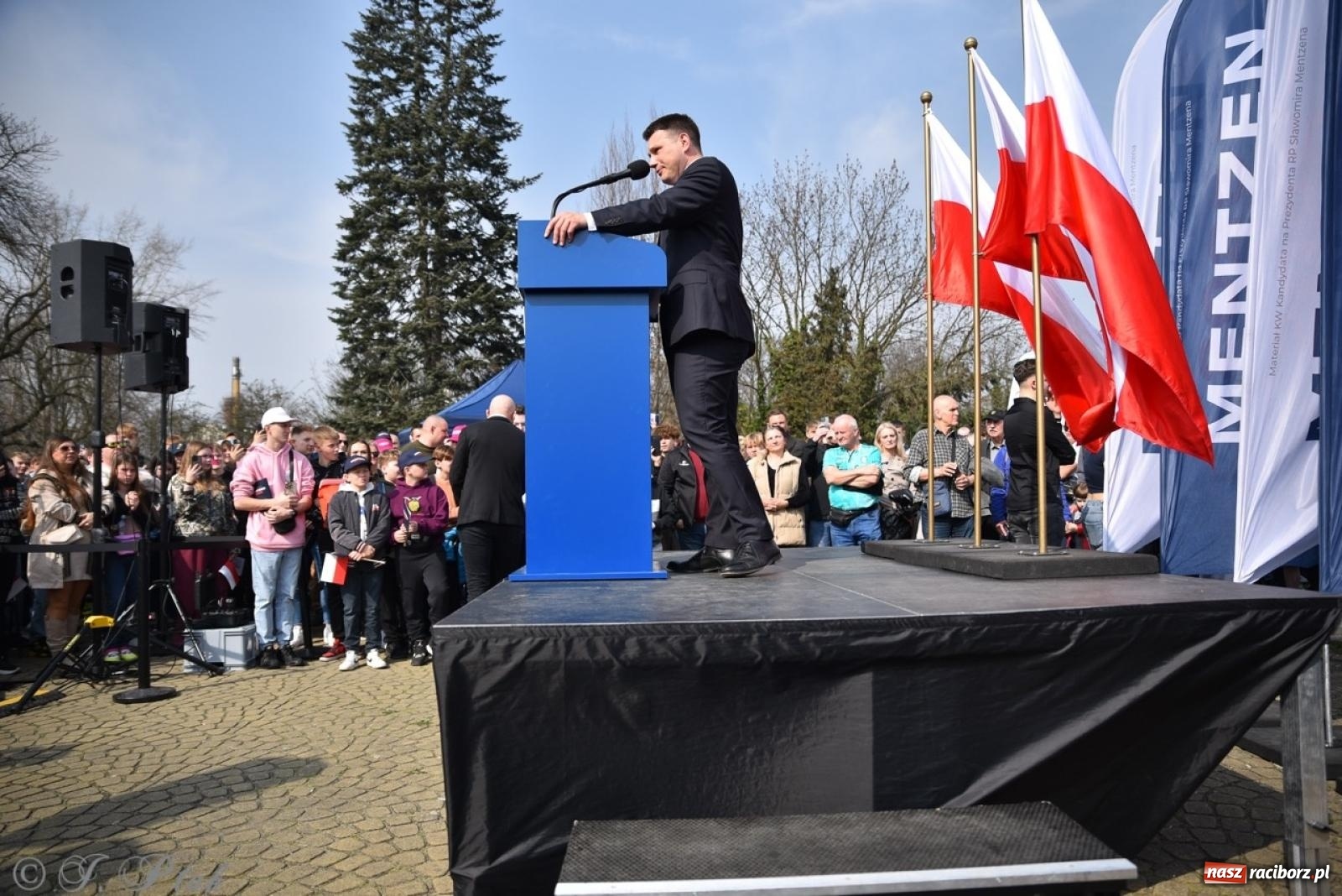 Zdjęcie w galerii na portalu naszraciborz.pl: Cześć, tu Sławomir. Mentzen na wiecu przy Matce Polce w Raciborzu [FOTO i WIDEO] wiadomości z regionu