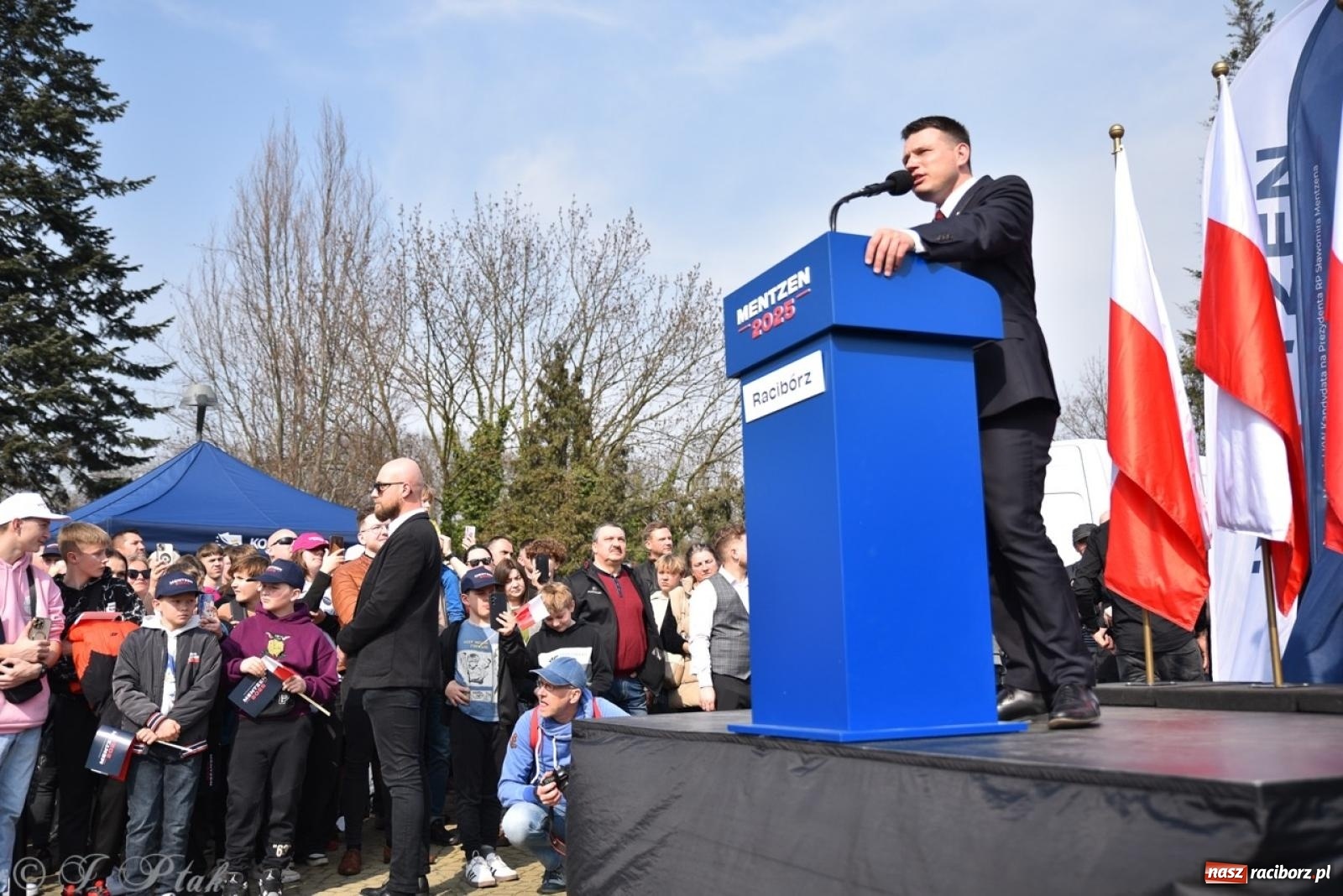 Zdjęcie w galerii na portalu naszraciborz.pl: Cześć, tu Sławomir. Mentzen na wiecu przy Matce Polce w Raciborzu [FOTO i WIDEO] wiadomości z regionu