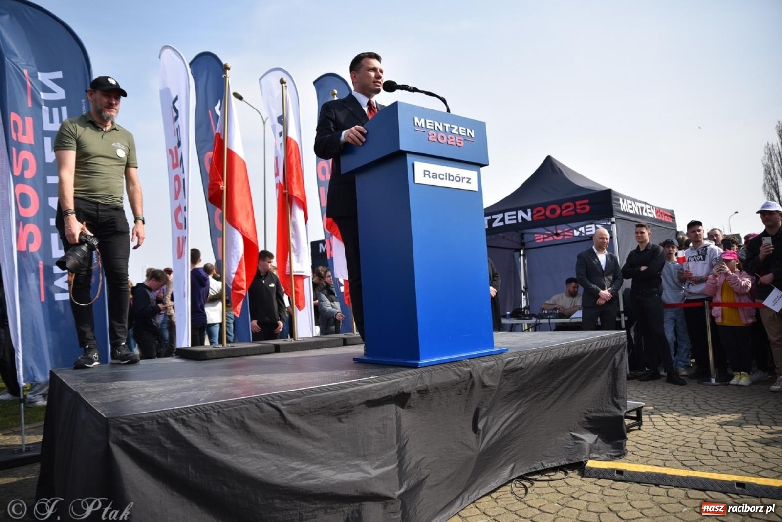 Zdjęcie w galerii na portalu naszraciborz.pl: Cześć, tu Sławomir. Mentzen na wiecu przy Matce Polce w Raciborzu [FOTO i WIDEO] wiadomości z regionu