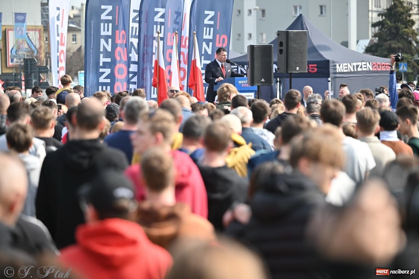 Zdjęcie w galerii na portalu naszraciborz.pl: Cześć, tu Sławomir. Mentzen na wiecu przy Matce Polce w Raciborzu [FOTO i WIDEO] wiadomości z regionu