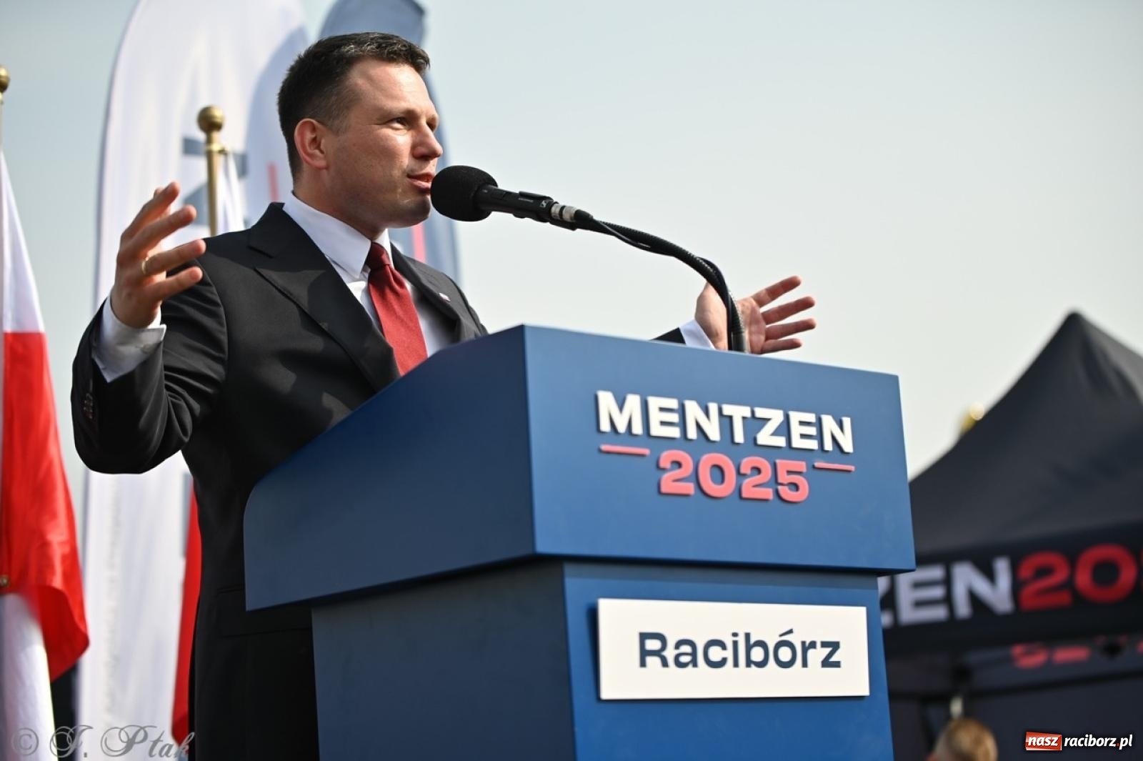 Zdjęcie w galerii na portalu naszraciborz.pl: Cześć, tu Sławomir. Mentzen na wiecu przy Matce Polce w Raciborzu [FOTO i WIDEO] wiadomości z regionu