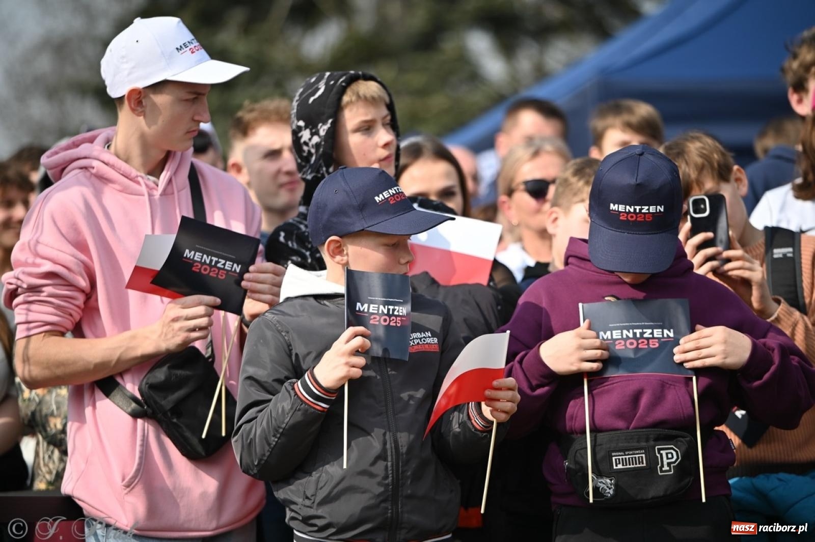 Zdjęcie w galerii na portalu naszraciborz.pl: Cześć, tu Sławomir. Mentzen na wiecu przy Matce Polce w Raciborzu [FOTO i WIDEO] wiadomości z regionu