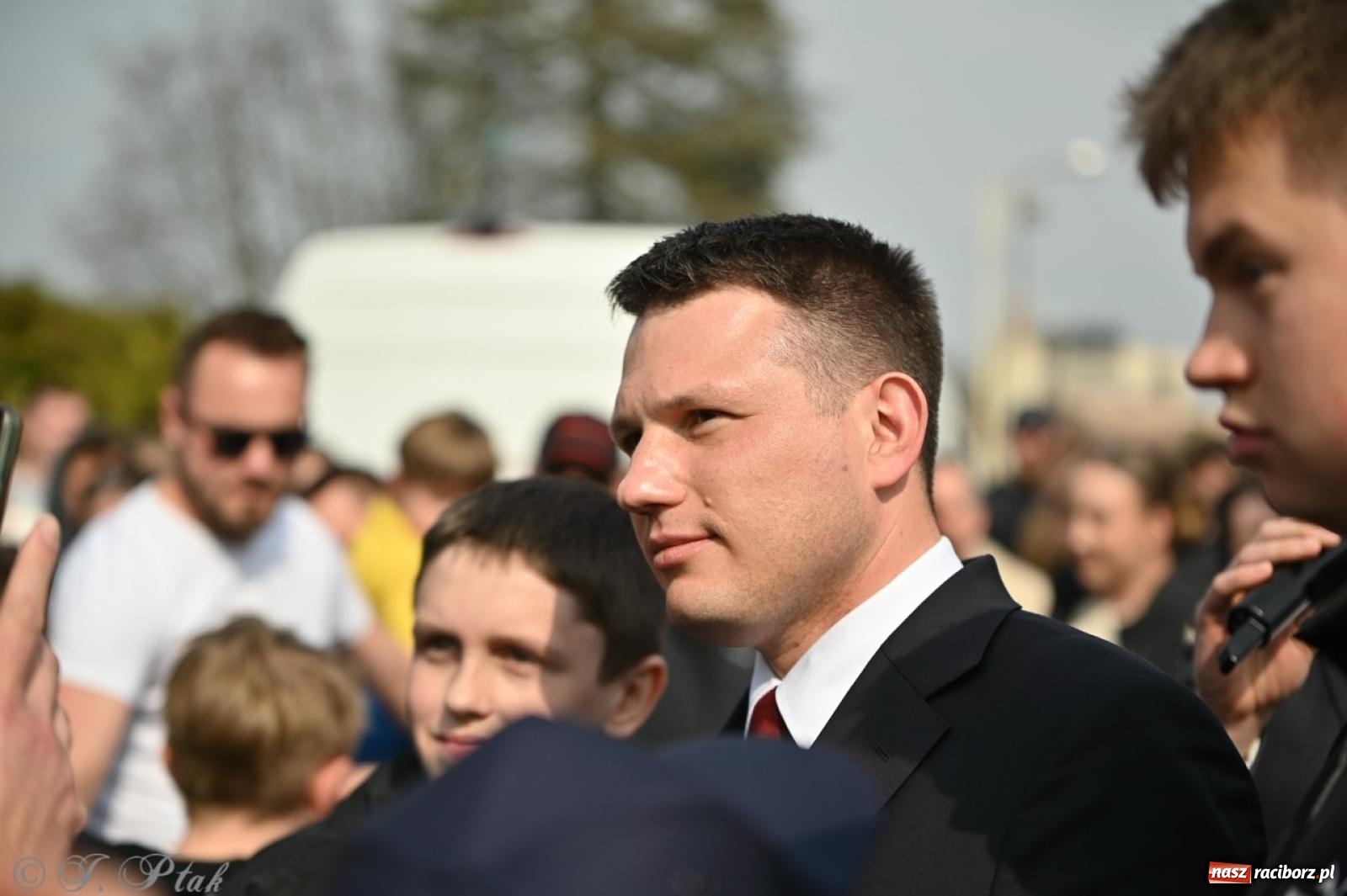 Zdjęcie w galerii na portalu naszraciborz.pl: Cześć, tu Sławomir. Mentzen na wiecu przy Matce Polce w Raciborzu [FOTO i WIDEO] wiadomości z regionu