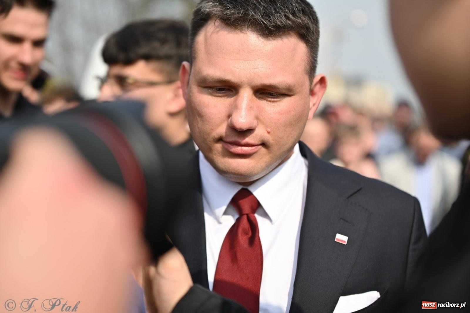 Zdjęcie w galerii na portalu naszraciborz.pl: Cześć, tu Sławomir. Mentzen na wiecu przy Matce Polce w Raciborzu [FOTO i WIDEO] wiadomości z regionu