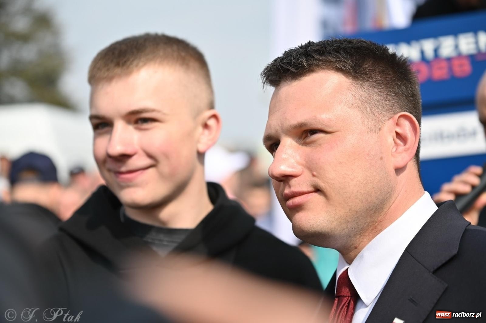 Zdjęcie w galerii na portalu naszraciborz.pl: Cześć, tu Sławomir. Mentzen na wiecu przy Matce Polce w Raciborzu [FOTO i WIDEO] wiadomości z regionu