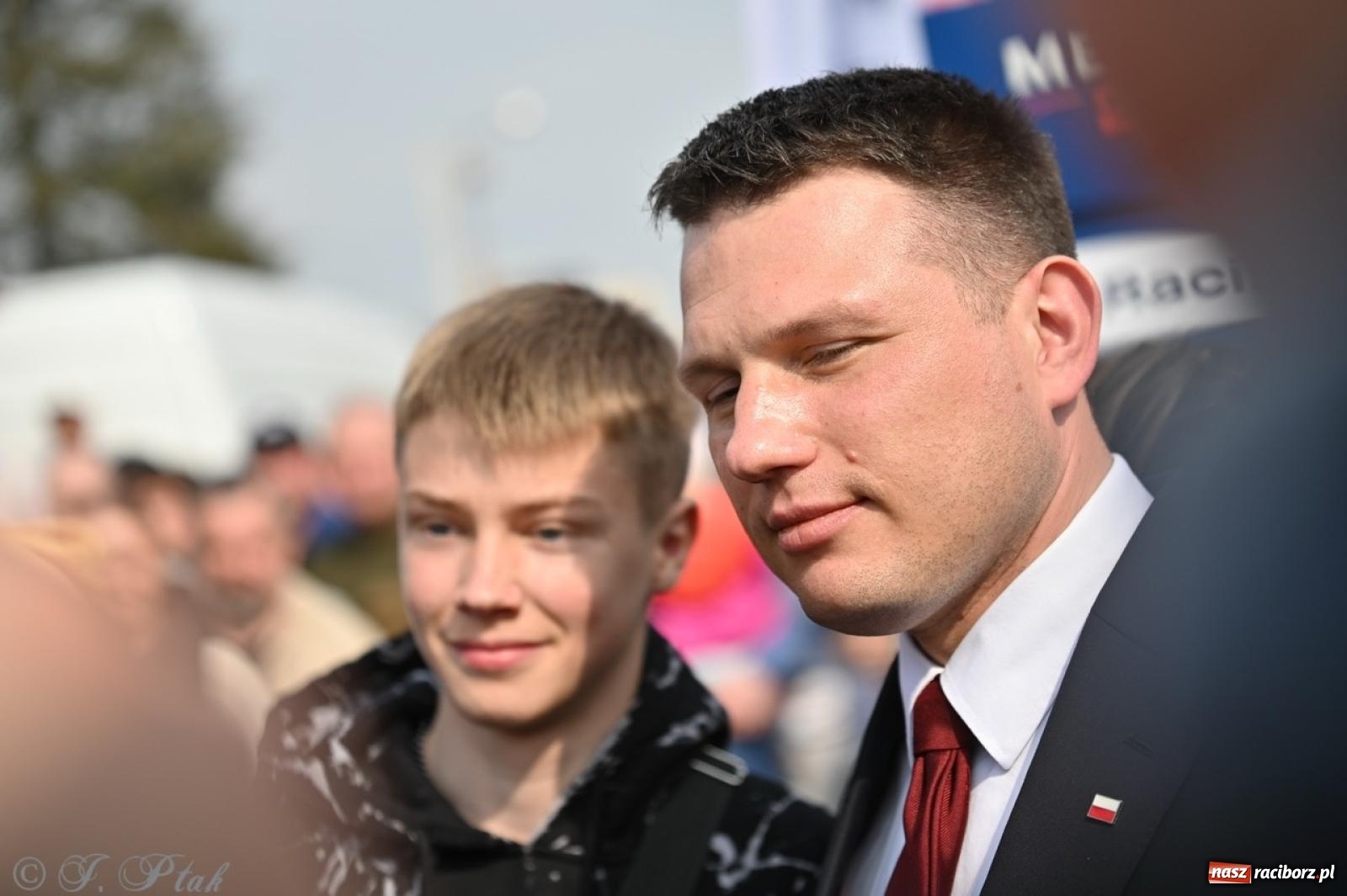 Zdjęcie w galerii na portalu naszraciborz.pl: Cześć, tu Sławomir. Mentzen na wiecu przy Matce Polce w Raciborzu [FOTO i WIDEO] wiadomości z regionu