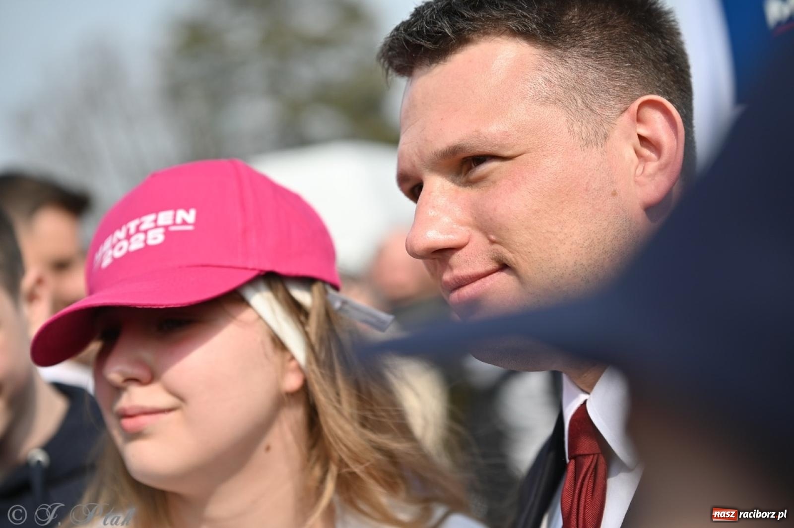 Zdjęcie w galerii na portalu naszraciborz.pl: Cześć, tu Sławomir. Mentzen na wiecu przy Matce Polce w Raciborzu [FOTO i WIDEO] wiadomości z regionu