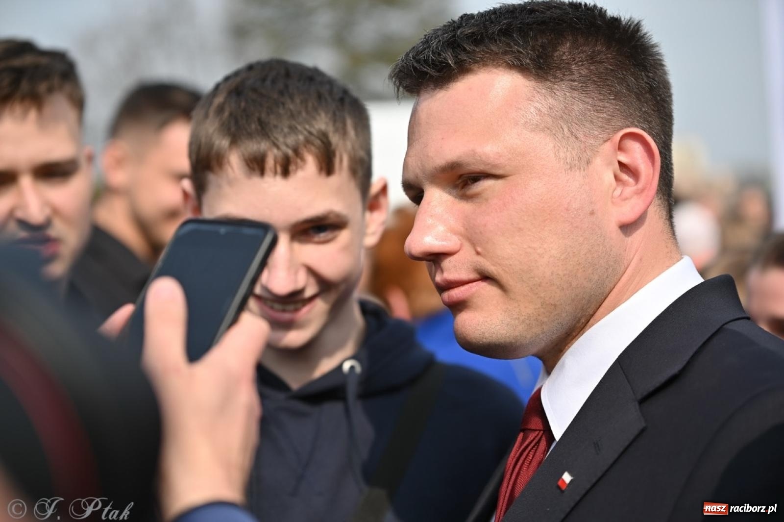 Zdjęcie w galerii na portalu naszraciborz.pl: Cześć, tu Sławomir. Mentzen na wiecu przy Matce Polce w Raciborzu [FOTO i WIDEO] wiadomości z regionu