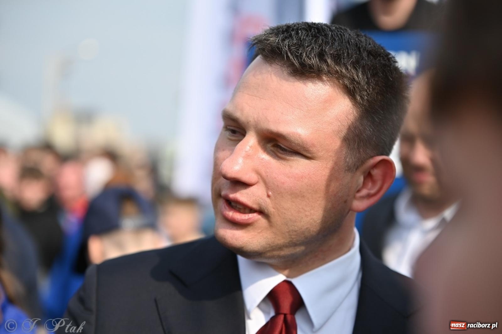 Zdjęcie w galerii na portalu naszraciborz.pl: Cześć, tu Sławomir. Mentzen na wiecu przy Matce Polce w Raciborzu [FOTO i WIDEO] wiadomości z regionu