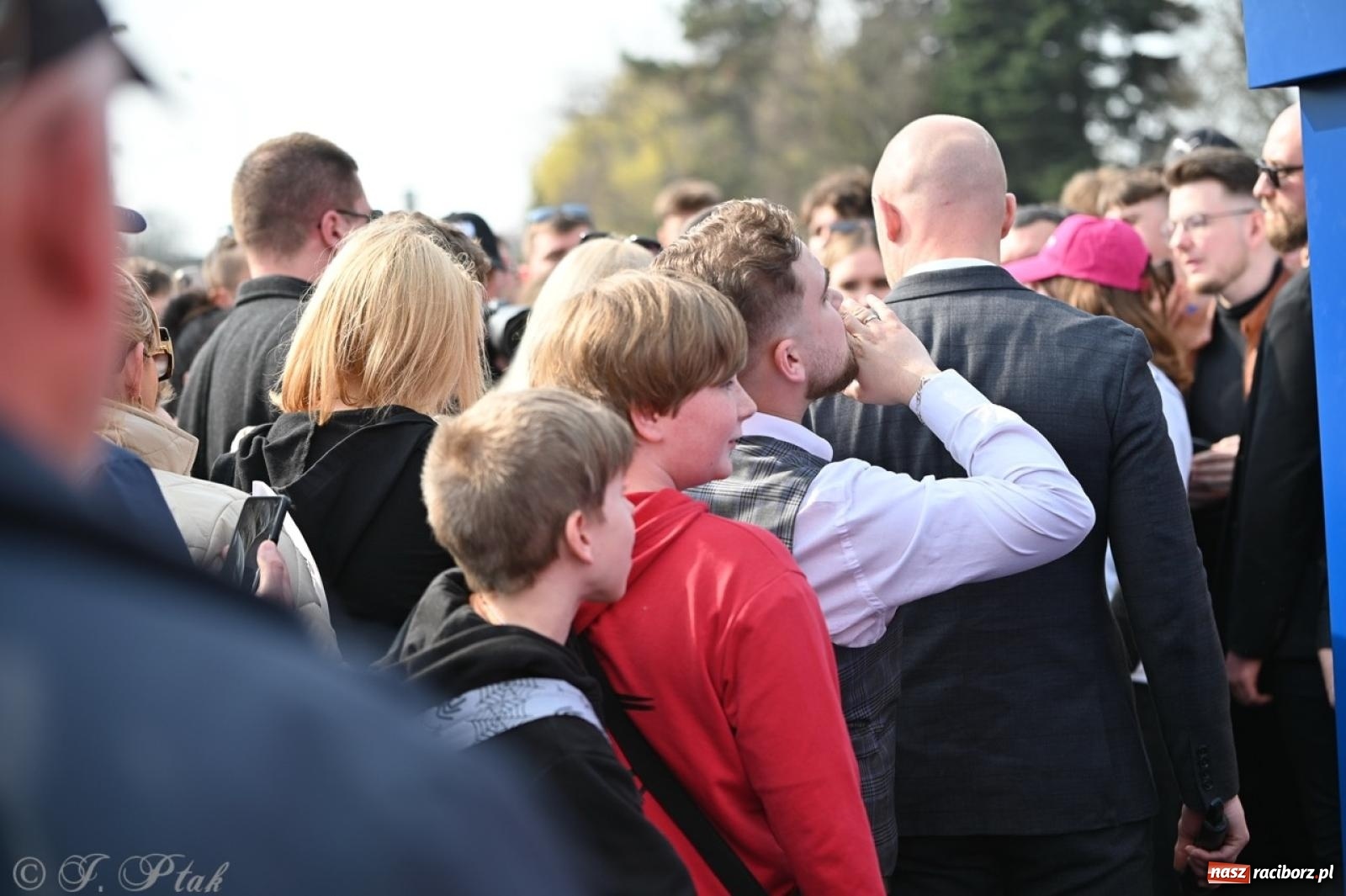 Zdjęcie w galerii na portalu naszraciborz.pl: Cześć, tu Sławomir. Mentzen na wiecu przy Matce Polce w Raciborzu [FOTO i WIDEO] wiadomości z regionu