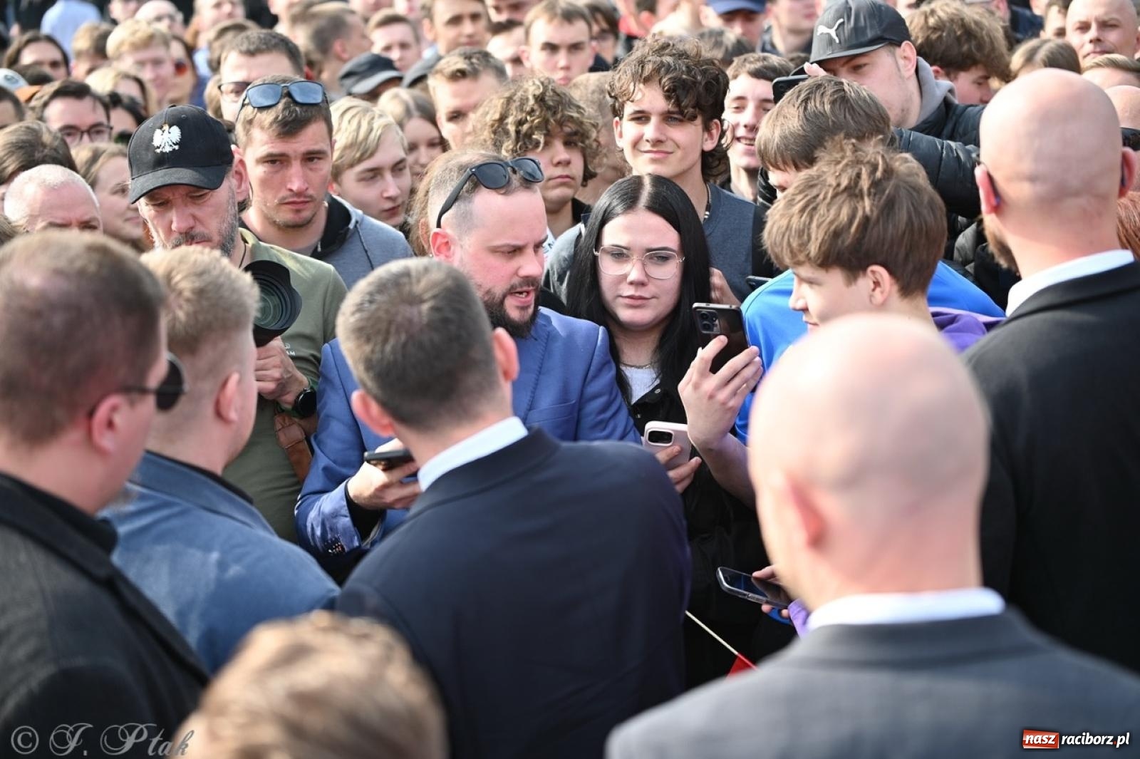 Zdjęcie w galerii na portalu naszraciborz.pl: Cześć, tu Sławomir. Mentzen na wiecu przy Matce Polce w Raciborzu [FOTO i WIDEO] wiadomości z regionu