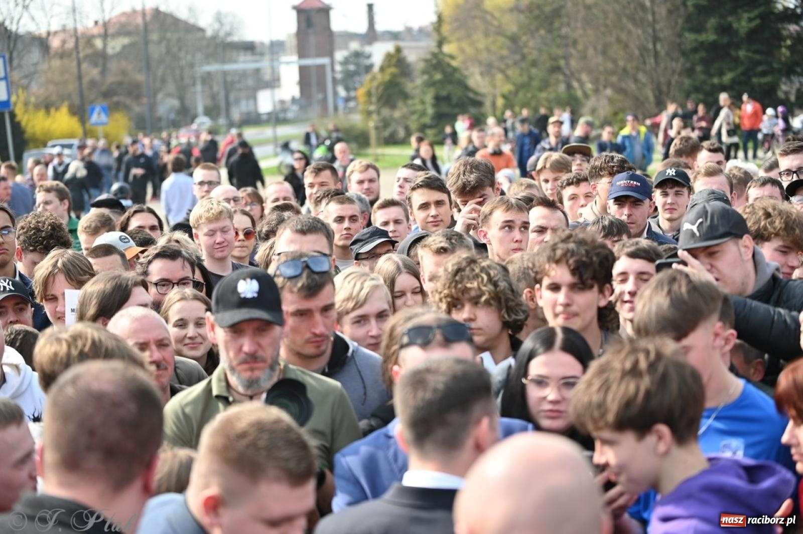 Zdjęcie w galerii na portalu naszraciborz.pl: Cześć, tu Sławomir. Mentzen na wiecu przy Matce Polce w Raciborzu [FOTO i WIDEO] wiadomości z regionu