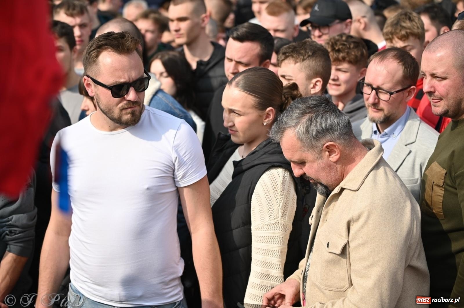 Zdjęcie w galerii na portalu naszraciborz.pl: Cześć, tu Sławomir. Mentzen na wiecu przy Matce Polce w Raciborzu [FOTO i WIDEO] wiadomości z regionu