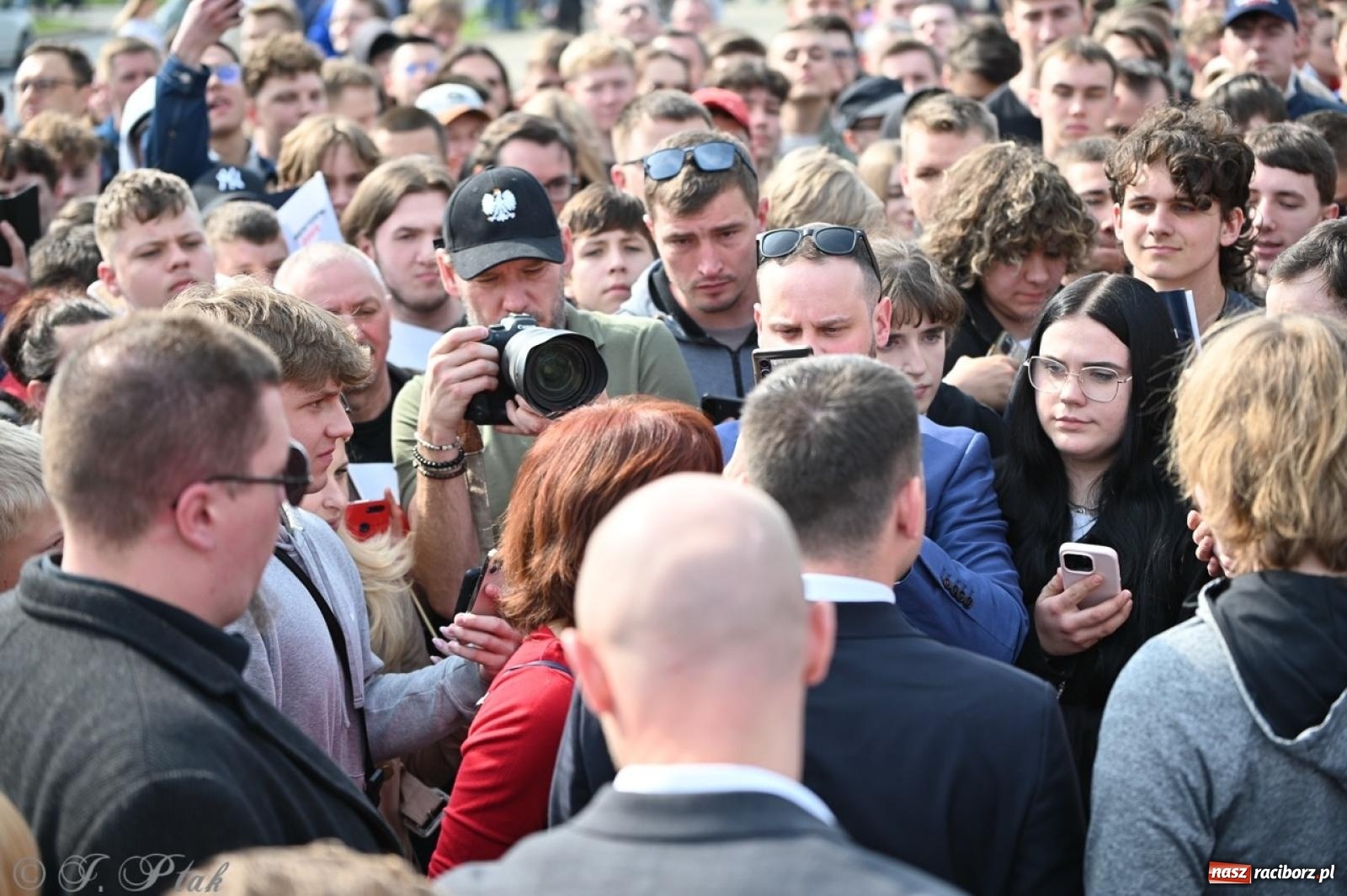 Zdjęcie w galerii na portalu naszraciborz.pl: Cześć, tu Sławomir. Mentzen na wiecu przy Matce Polce w Raciborzu [FOTO i WIDEO] wiadomości z regionu
