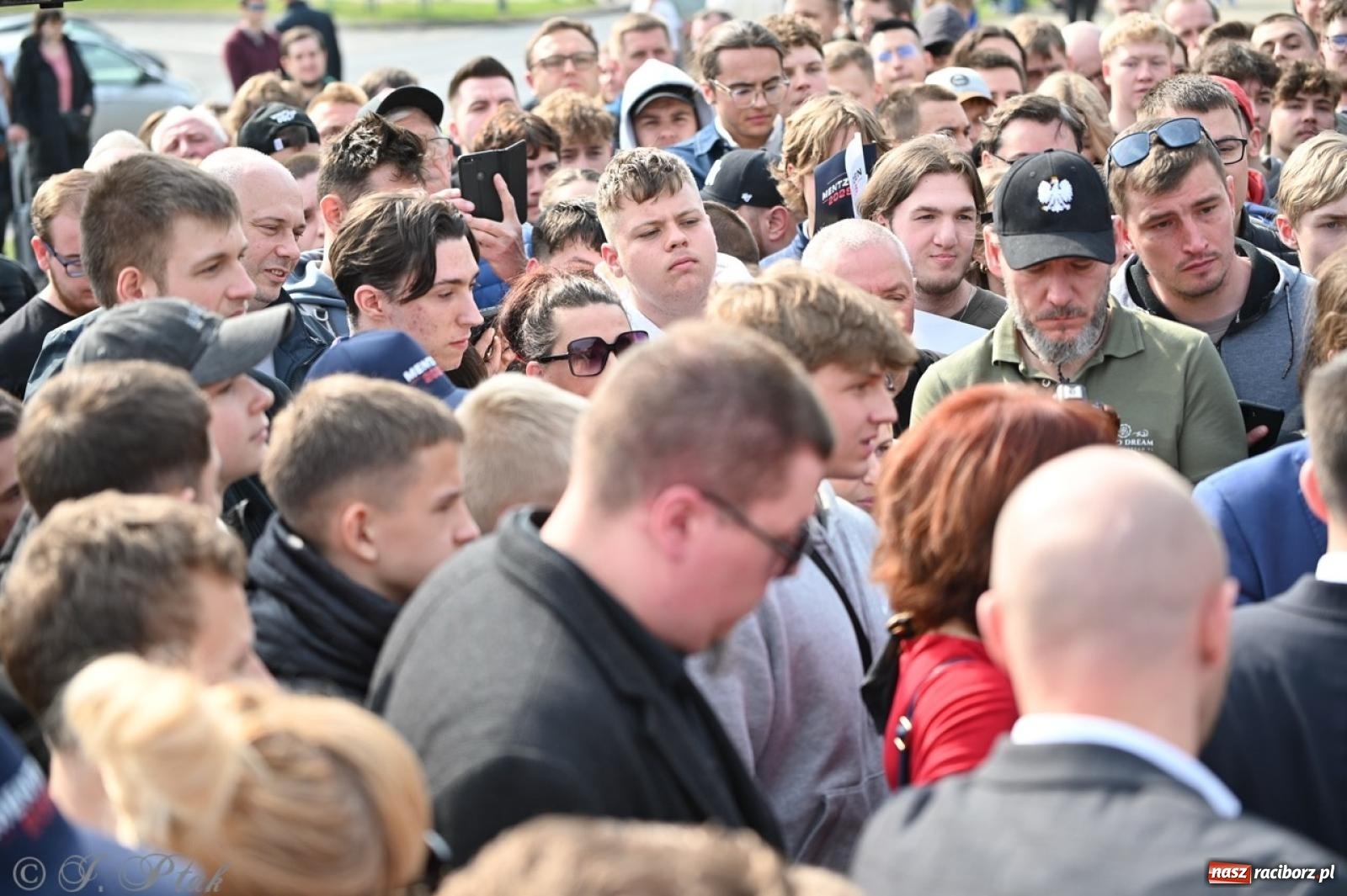 Zdjęcie w galerii na portalu naszraciborz.pl: Cześć, tu Sławomir. Mentzen na wiecu przy Matce Polce w Raciborzu [FOTO i WIDEO] wiadomości z regionu