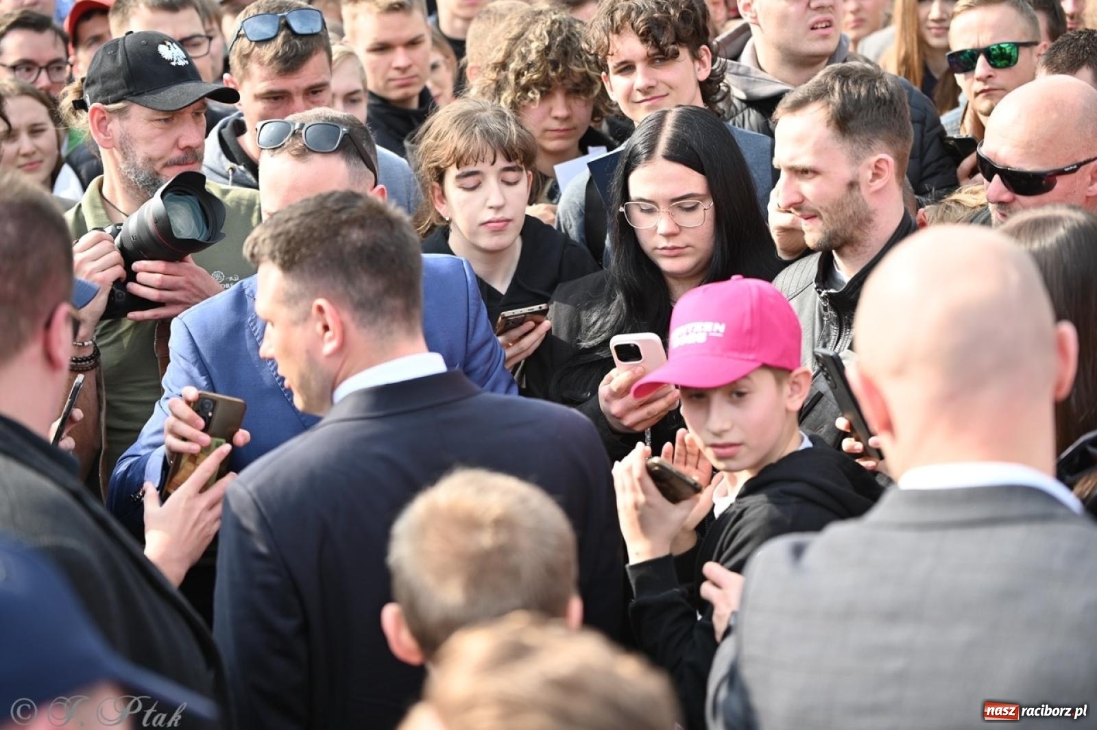 Zdjęcie w galerii na portalu naszraciborz.pl: Cześć, tu Sławomir. Mentzen na wiecu przy Matce Polce w Raciborzu [FOTO i WIDEO] wiadomości z regionu