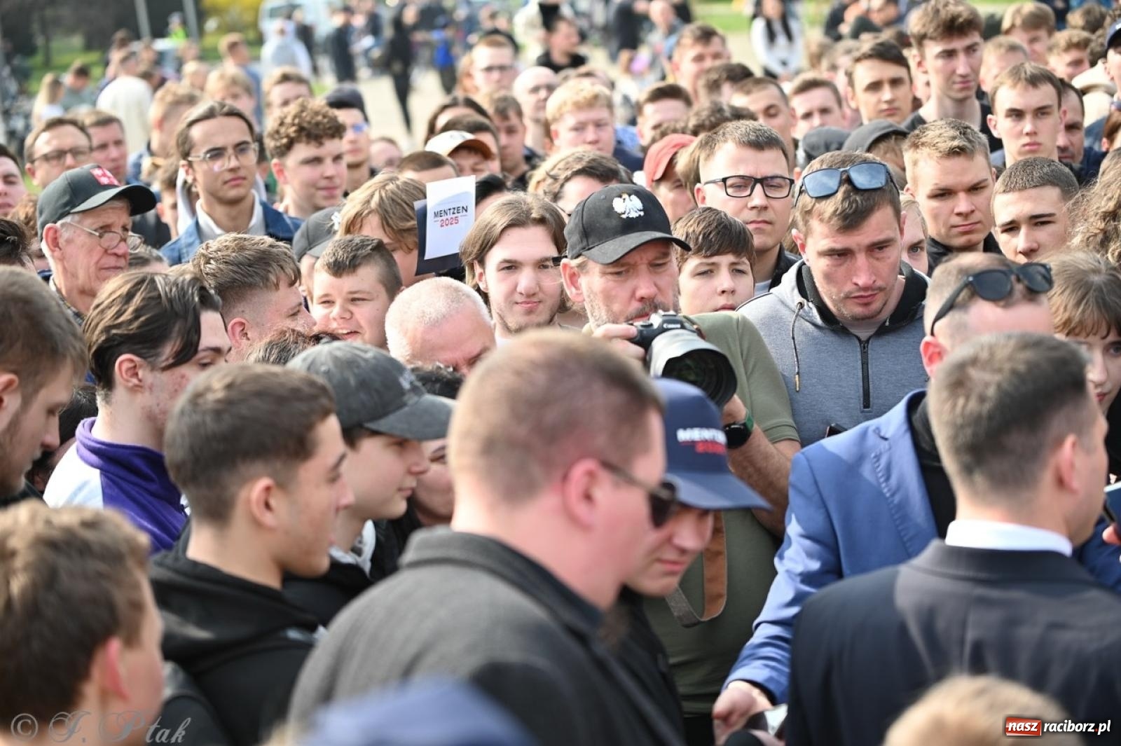 Zdjęcie w galerii na portalu naszraciborz.pl: Cześć, tu Sławomir. Mentzen na wiecu przy Matce Polce w Raciborzu [FOTO i WIDEO] wiadomości z regionu