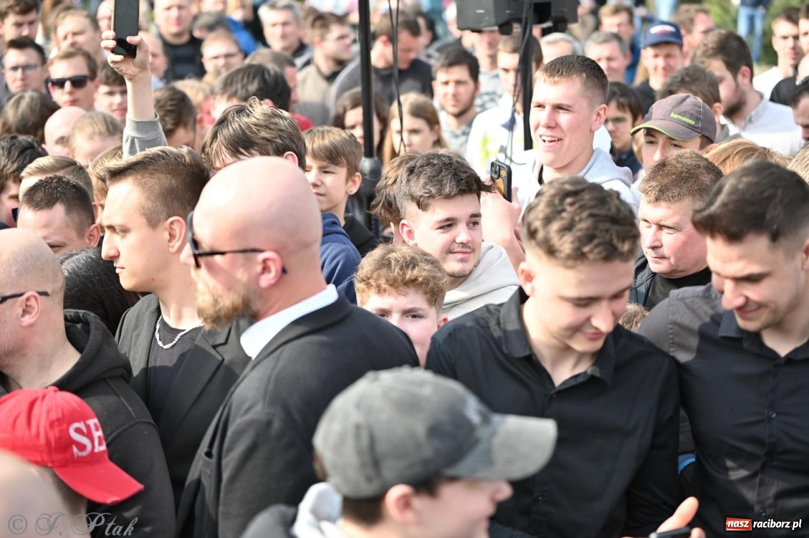 Zdjęcie w galerii na portalu naszraciborz.pl: Cześć, tu Sławomir. Mentzen na wiecu przy Matce Polce w Raciborzu [FOTO i WIDEO] wiadomości z regionu