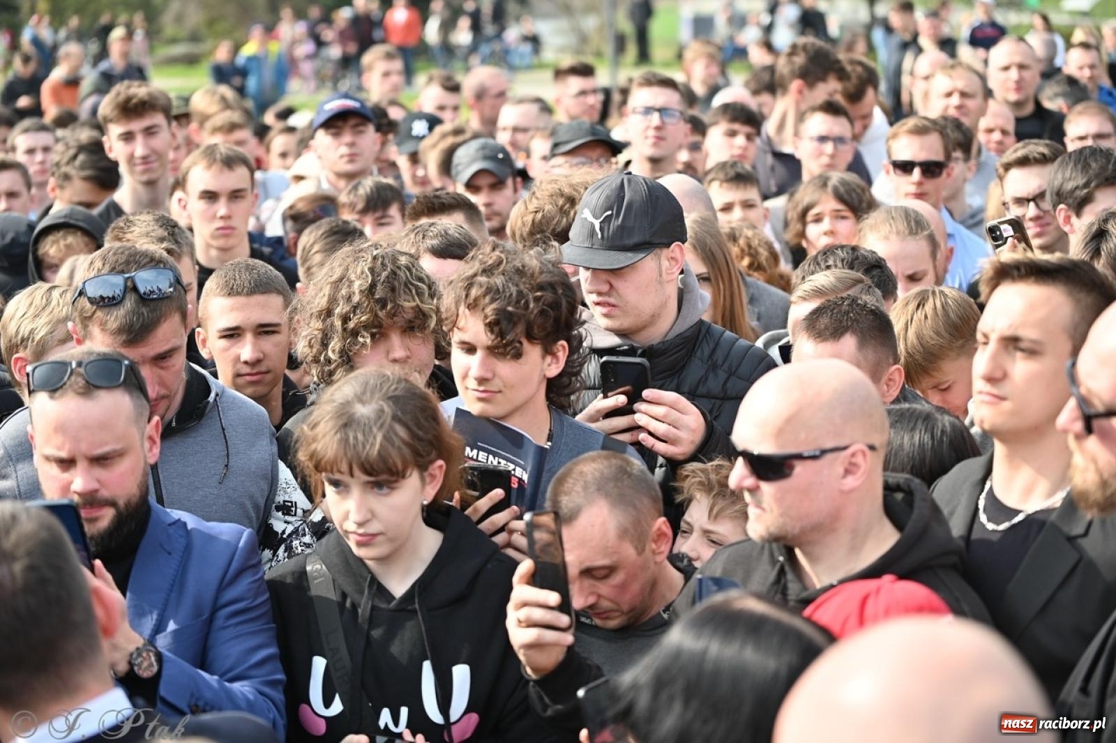 Zdjęcie w galerii na portalu naszraciborz.pl: Cześć, tu Sławomir. Mentzen na wiecu przy Matce Polce w Raciborzu [FOTO i WIDEO] wiadomości z regionu
