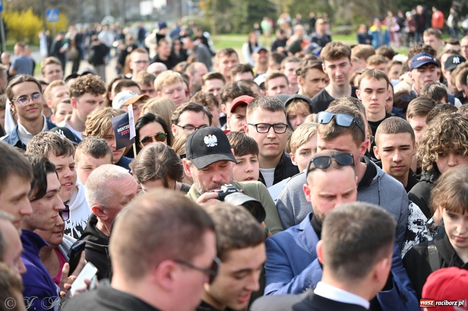 Zdjęcie w galerii na portalu naszraciborz.pl: Cześć, tu Sławomir. Mentzen na wiecu przy Matce Polce w Raciborzu [FOTO i WIDEO] wiadomości z regionu