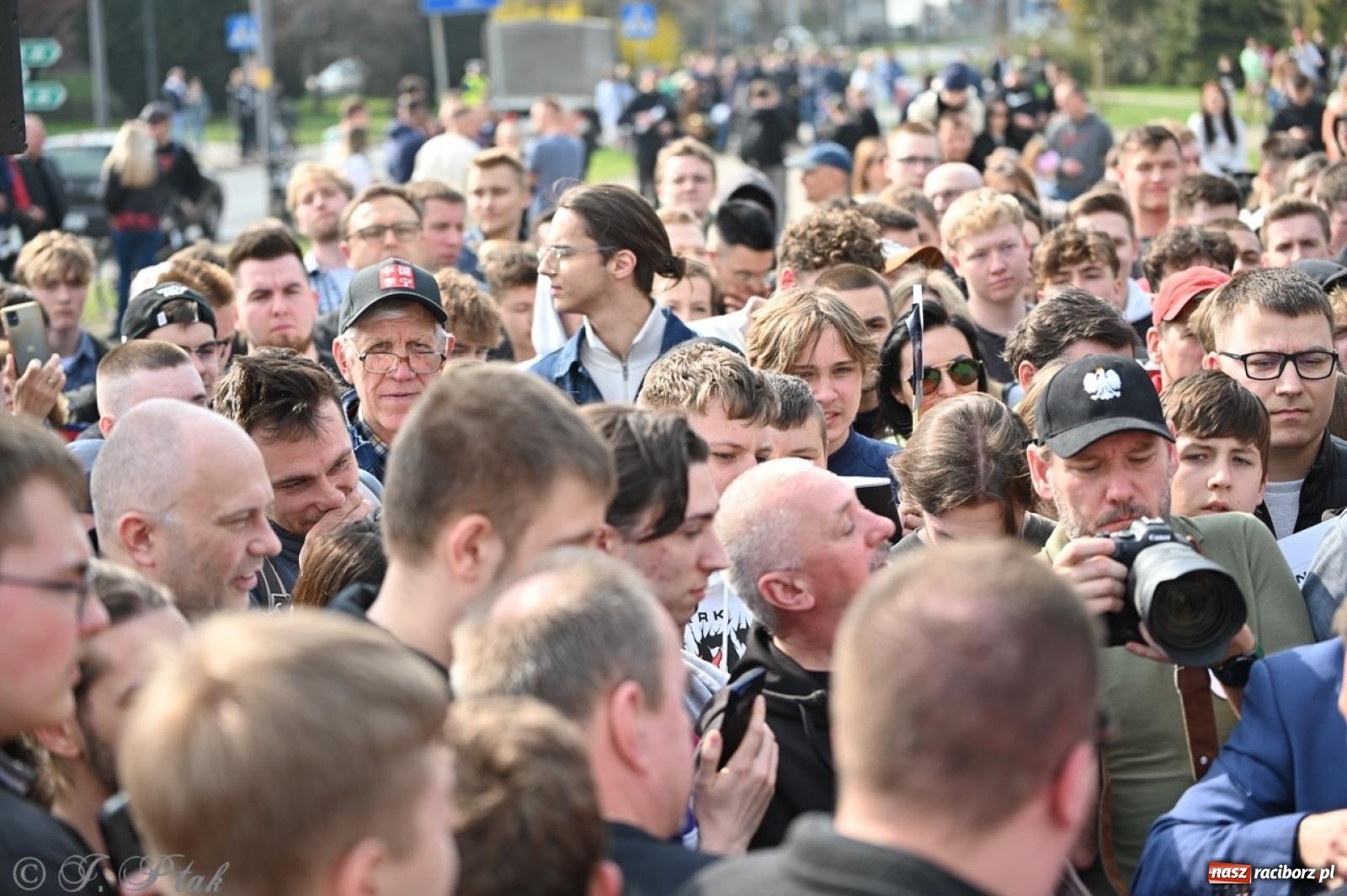 Zdjęcie w galerii na portalu naszraciborz.pl: Cześć, tu Sławomir. Mentzen na wiecu przy Matce Polce w Raciborzu [FOTO i WIDEO] wiadomości z regionu