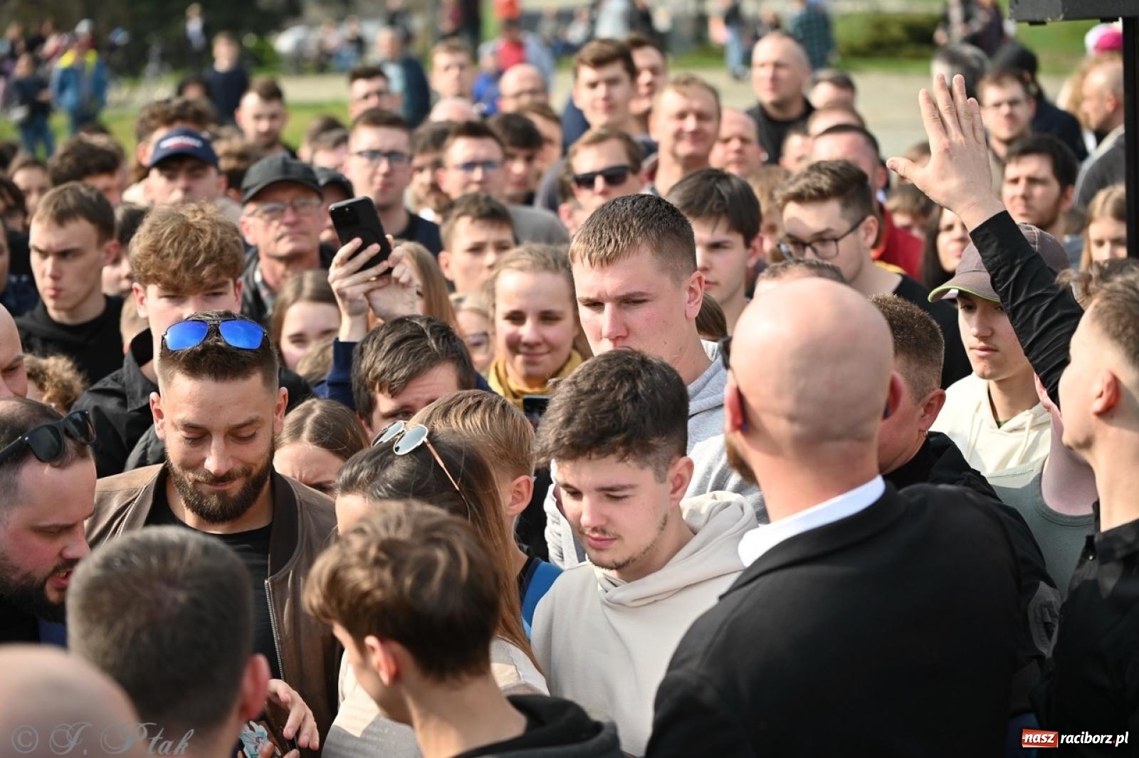 Zdjęcie w galerii na portalu naszraciborz.pl: Cześć, tu Sławomir. Mentzen na wiecu przy Matce Polce w Raciborzu [FOTO i WIDEO] wiadomości z regionu