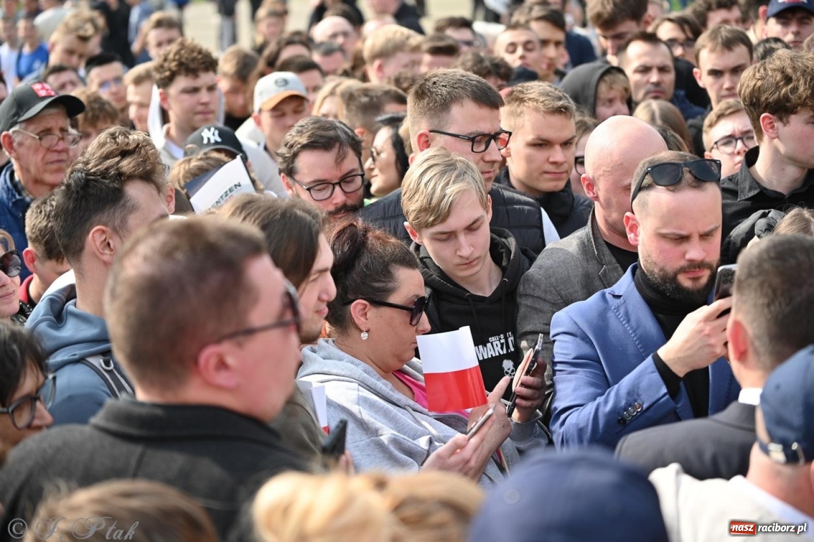 Zdjęcie w galerii na portalu naszraciborz.pl: Cześć, tu Sławomir. Mentzen na wiecu przy Matce Polce w Raciborzu [FOTO i WIDEO] wiadomości z regionu