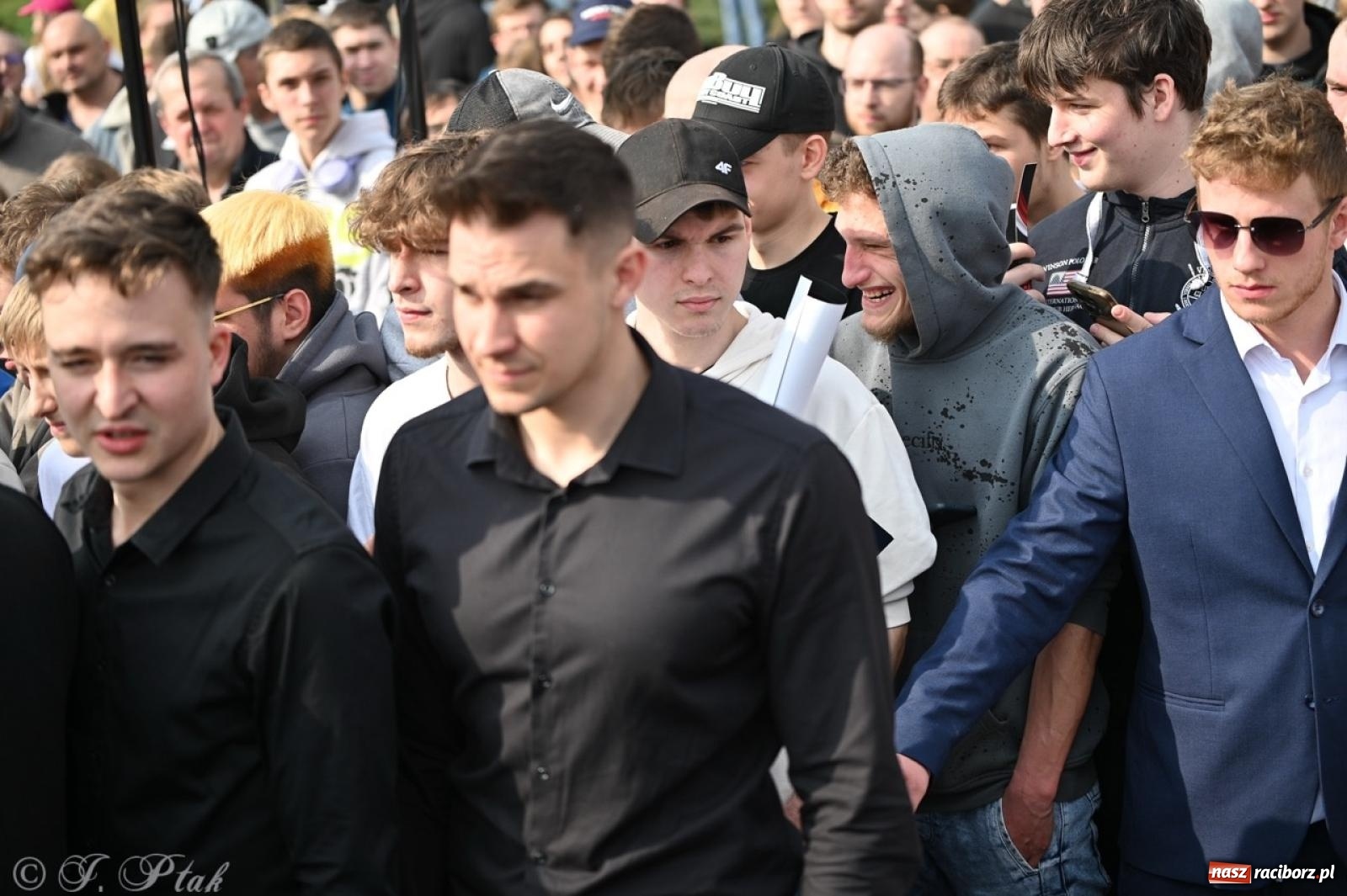 Zdjęcie w galerii na portalu naszraciborz.pl: Cześć, tu Sławomir. Mentzen na wiecu przy Matce Polce w Raciborzu [FOTO i WIDEO] wiadomości z regionu