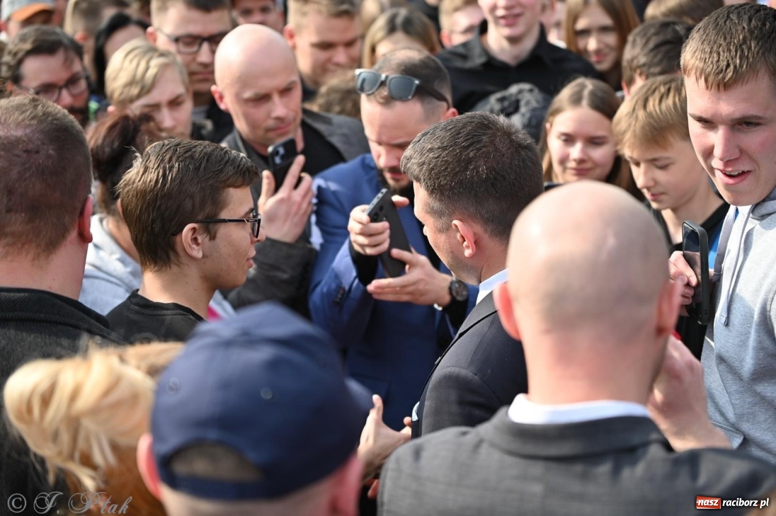 Zdjęcie w galerii na portalu naszraciborz.pl: Cześć, tu Sławomir. Mentzen na wiecu przy Matce Polce w Raciborzu [FOTO i WIDEO] wiadomości z regionu