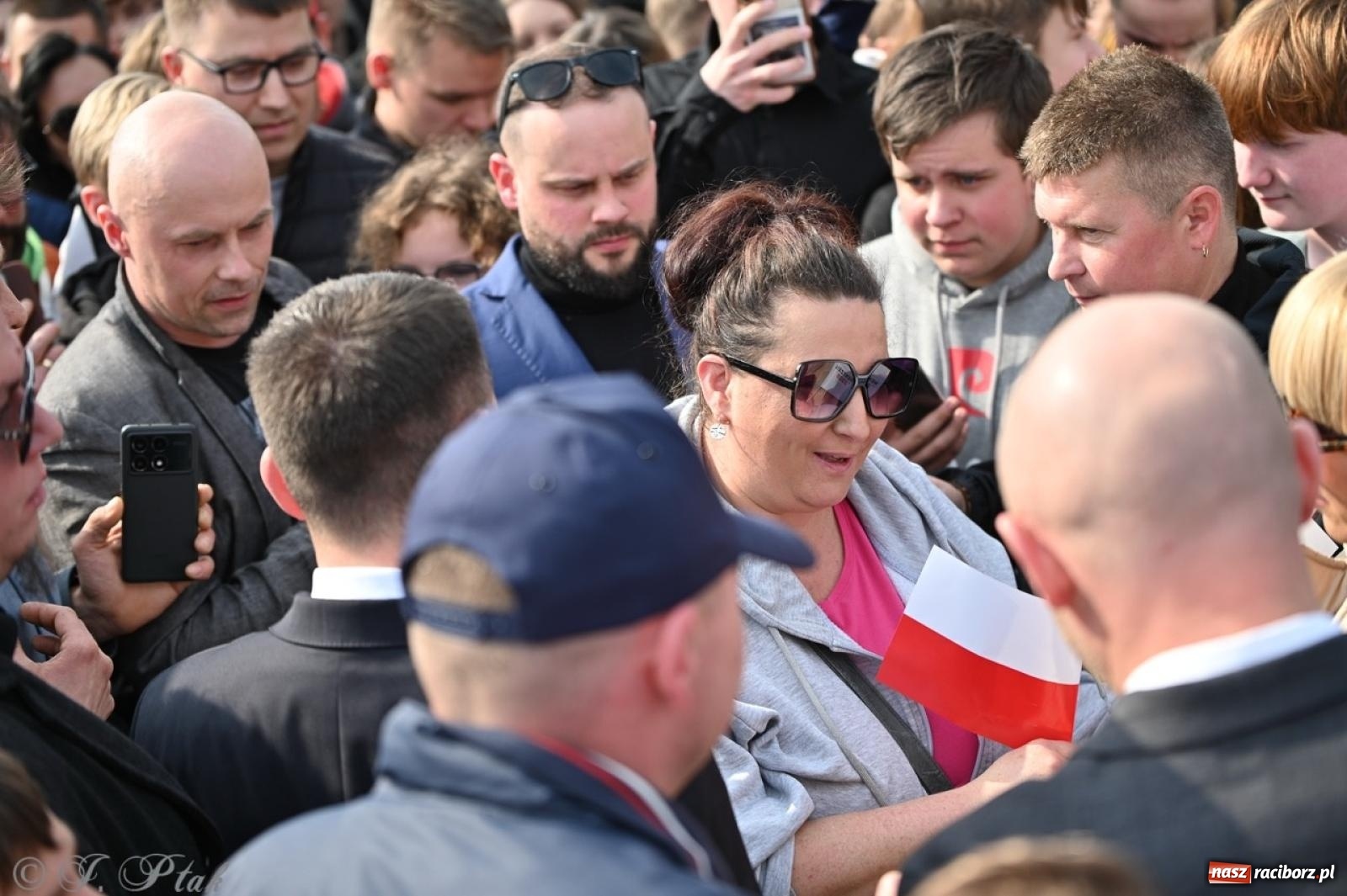 Zdjęcie w galerii na portalu naszraciborz.pl: Cześć, tu Sławomir. Mentzen na wiecu przy Matce Polce w Raciborzu [FOTO i WIDEO] wiadomości z regionu