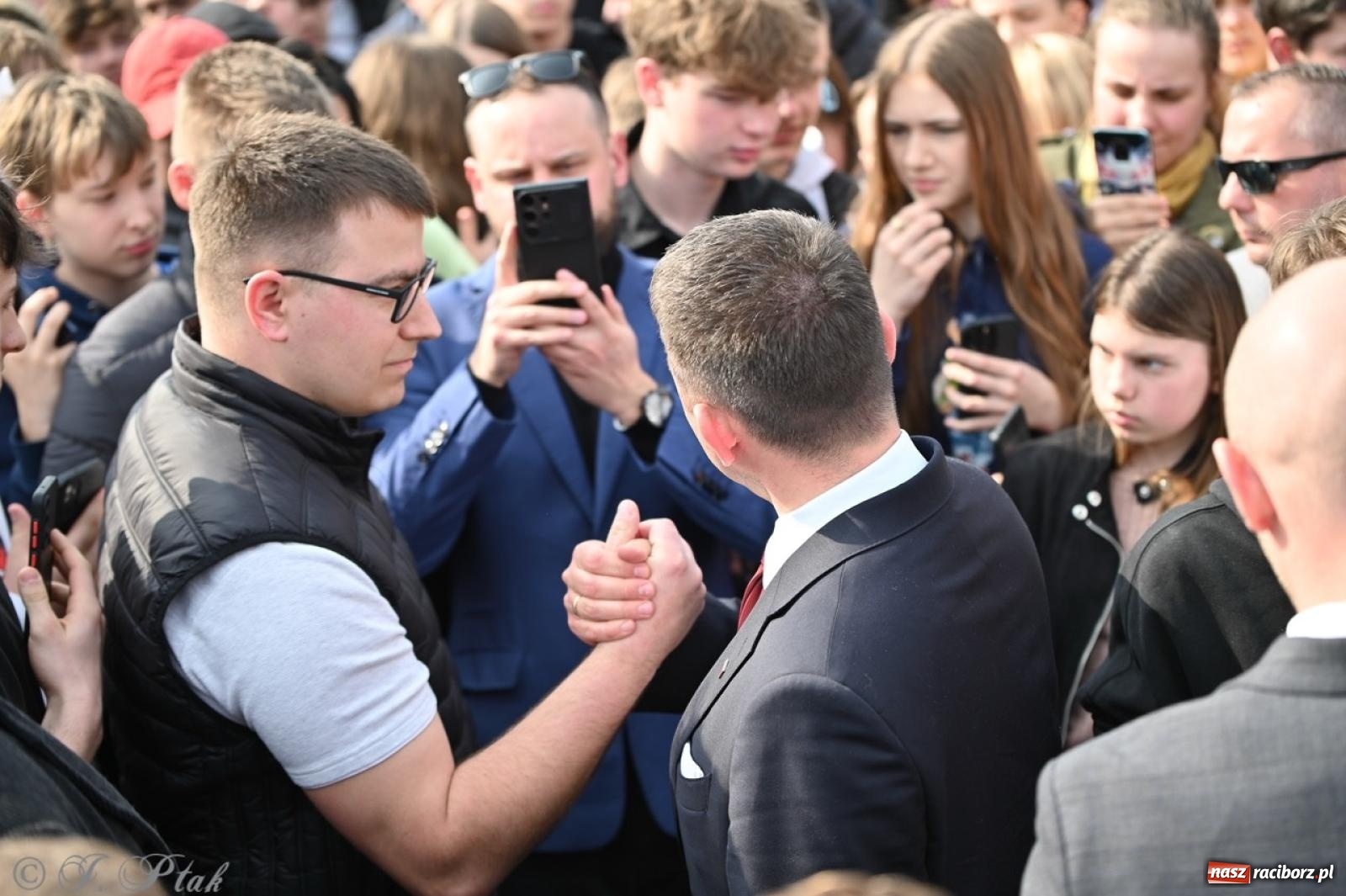 Zdjęcie w galerii na portalu naszraciborz.pl: Cześć, tu Sławomir. Mentzen na wiecu przy Matce Polce w Raciborzu [FOTO i WIDEO] wiadomości z regionu