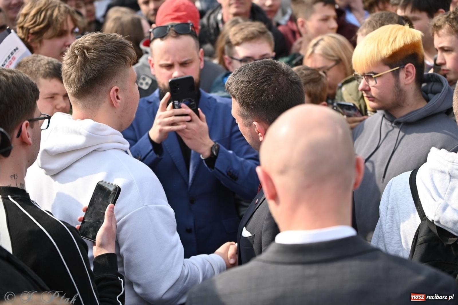 Zdjęcie w galerii na portalu naszraciborz.pl: Cześć, tu Sławomir. Mentzen na wiecu przy Matce Polce w Raciborzu [FOTO i WIDEO] wiadomości z regionu