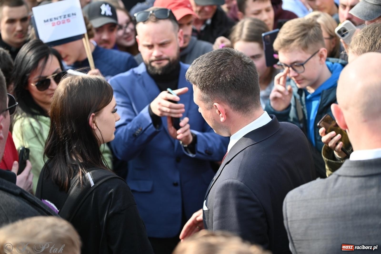 Zdjęcie w galerii na portalu naszraciborz.pl: Cześć, tu Sławomir. Mentzen na wiecu przy Matce Polce w Raciborzu [FOTO i WIDEO] wiadomości z regionu