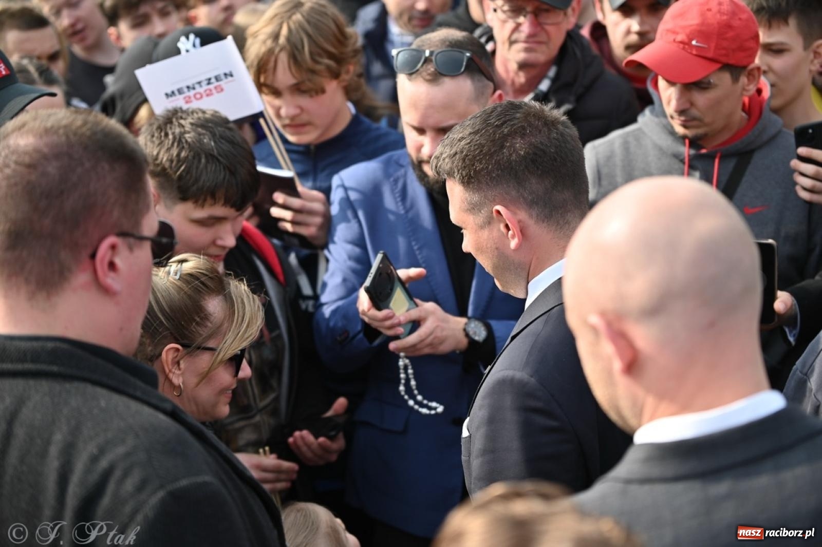 Zdjęcie w galerii na portalu naszraciborz.pl: Cześć, tu Sławomir. Mentzen na wiecu przy Matce Polce w Raciborzu [FOTO i WIDEO] wiadomości z regionu