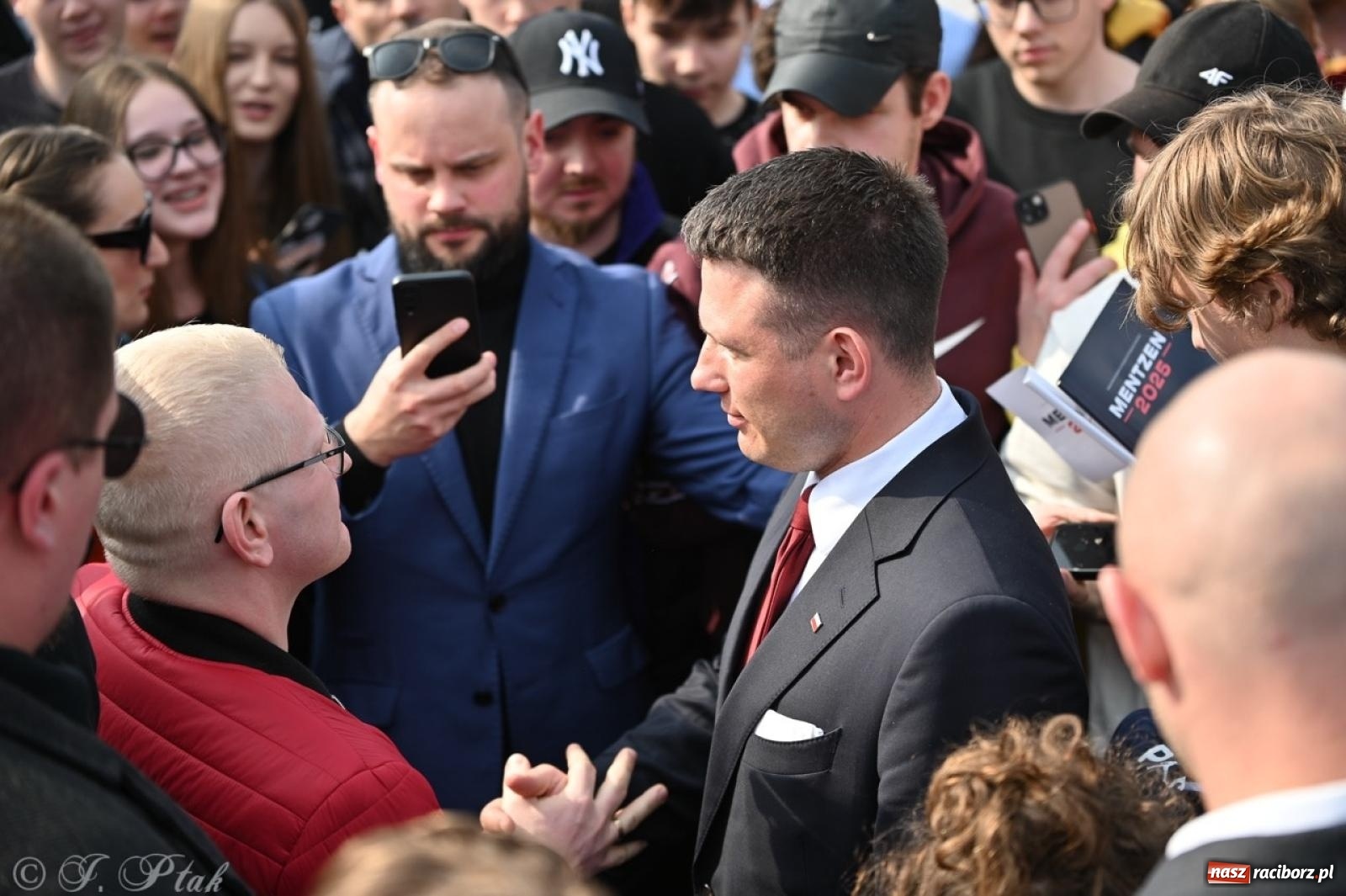 Zdjęcie w galerii na portalu naszraciborz.pl: Cześć, tu Sławomir. Mentzen na wiecu przy Matce Polce w Raciborzu [FOTO i WIDEO] wiadomości z regionu