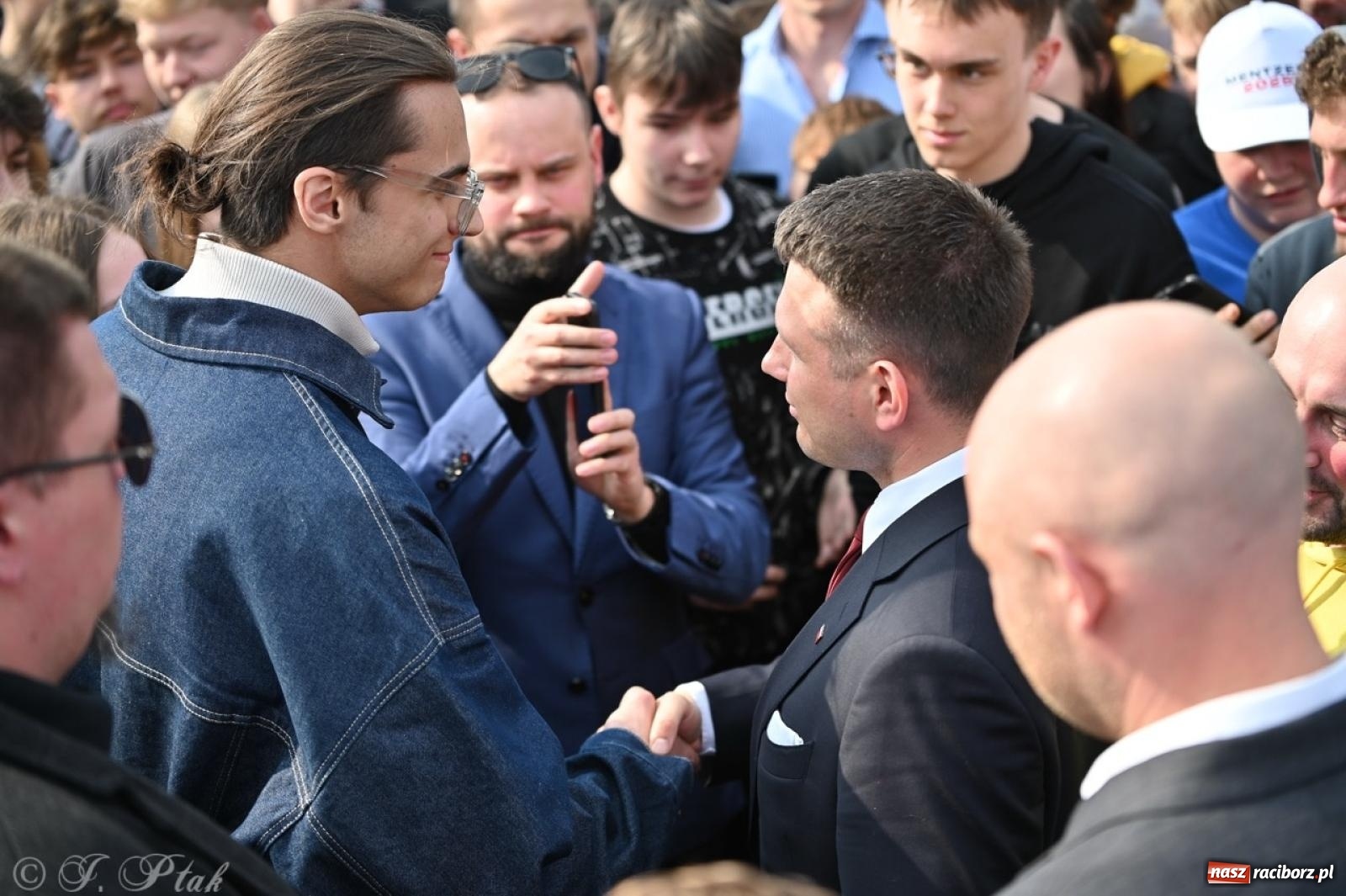 Zdjęcie w galerii na portalu naszraciborz.pl: Cześć, tu Sławomir. Mentzen na wiecu przy Matce Polce w Raciborzu [FOTO i WIDEO] wiadomości z regionu