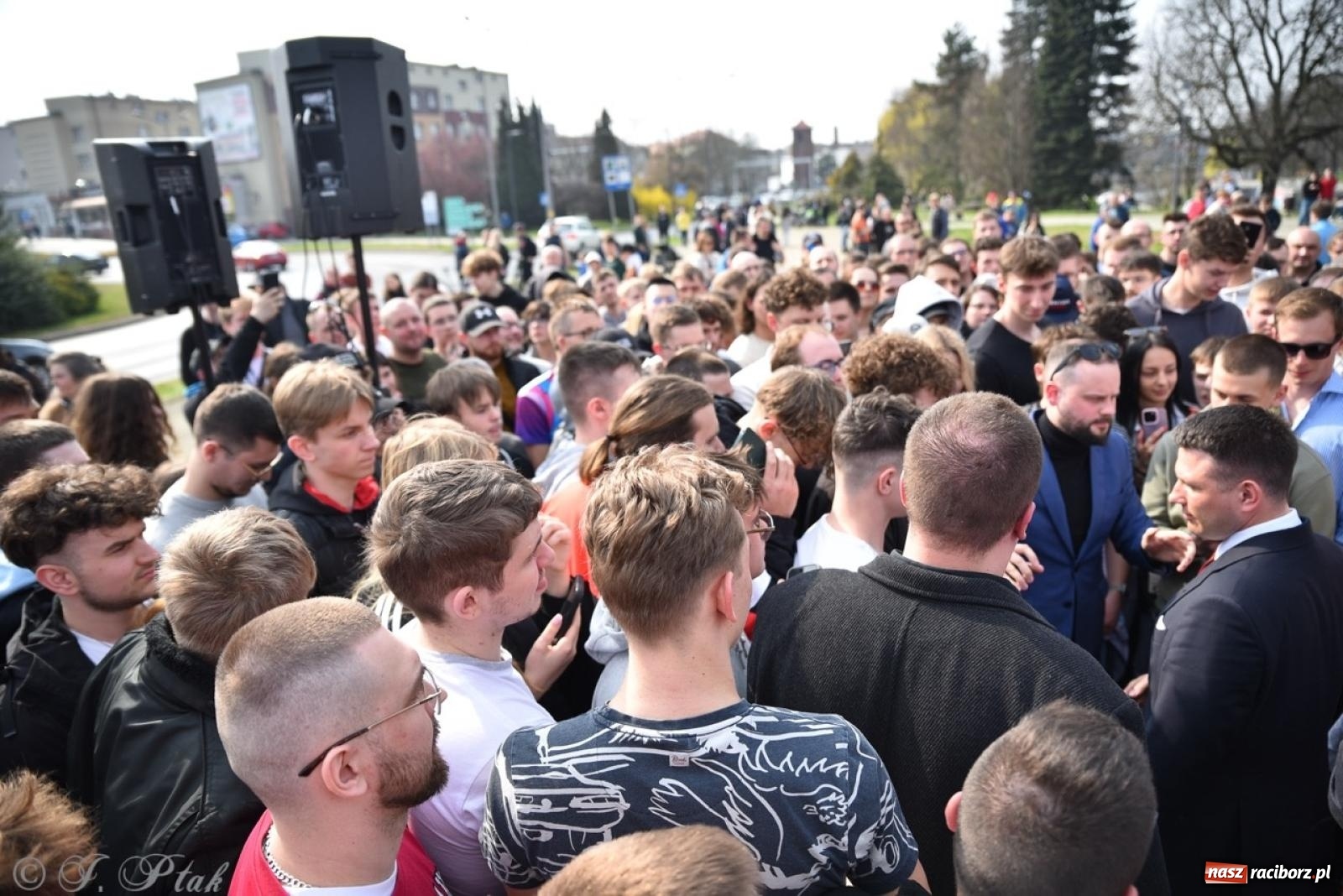 Zdjęcie w galerii na portalu naszraciborz.pl: Cześć, tu Sławomir. Mentzen na wiecu przy Matce Polce w Raciborzu [FOTO i WIDEO] wiadomości z regionu