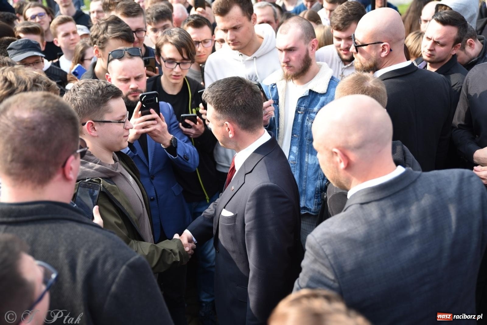 Zdjęcie w galerii na portalu naszraciborz.pl: Cześć, tu Sławomir. Mentzen na wiecu przy Matce Polce w Raciborzu [FOTO i WIDEO] wiadomości z regionu