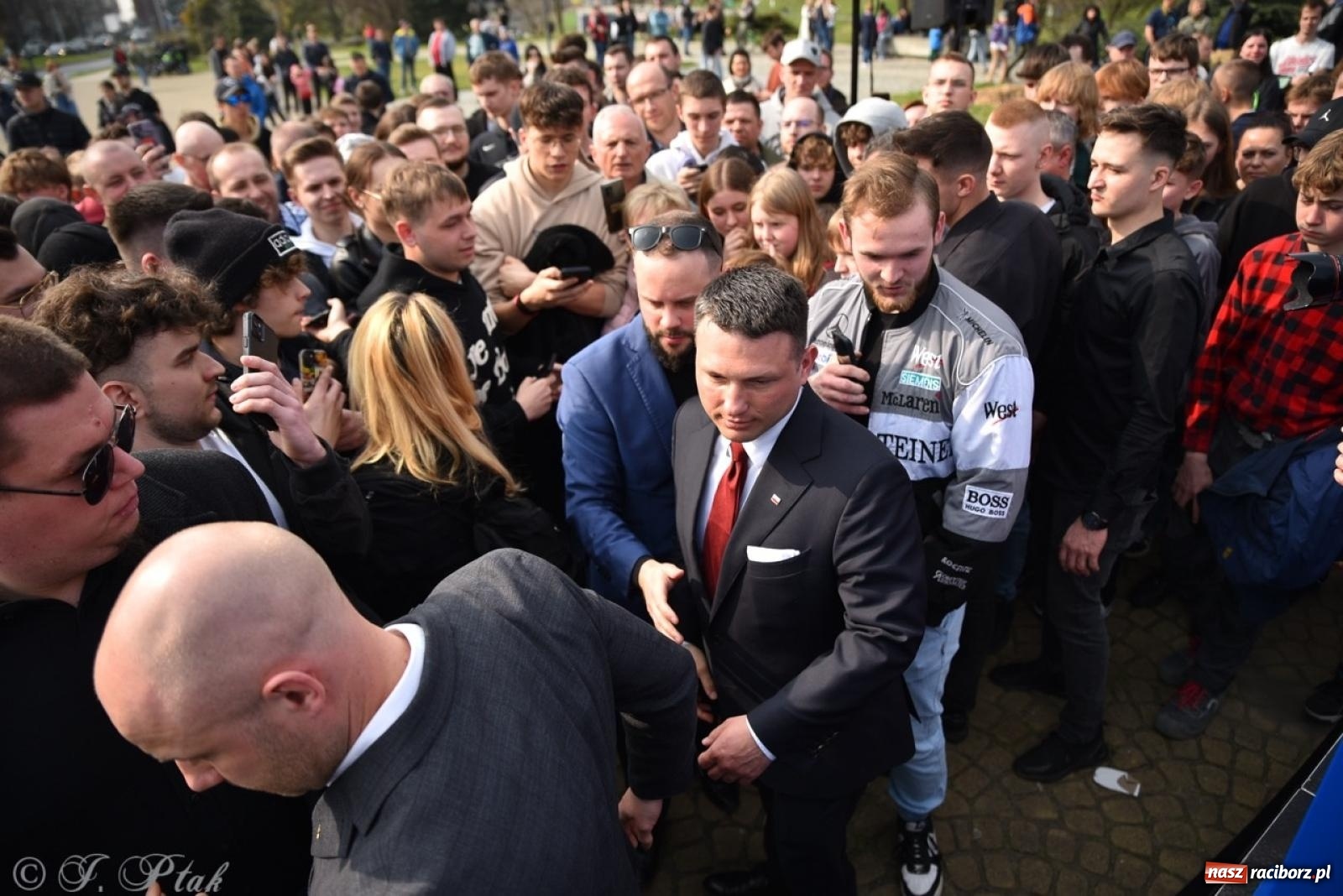 Zdjęcie w galerii na portalu naszraciborz.pl: Cześć, tu Sławomir. Mentzen na wiecu przy Matce Polce w Raciborzu [FOTO i WIDEO] wiadomości z regionu