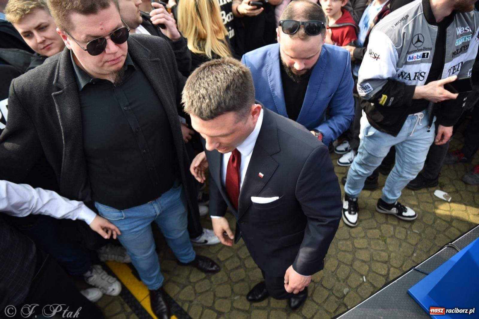 Zdjęcie w galerii na portalu naszraciborz.pl: Cześć, tu Sławomir. Mentzen na wiecu przy Matce Polce w Raciborzu [FOTO i WIDEO] wiadomości z regionu