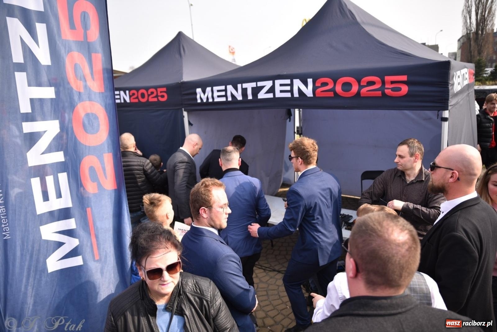 Zdjęcie w galerii na portalu naszraciborz.pl: Cześć, tu Sławomir. Mentzen na wiecu przy Matce Polce w Raciborzu [FOTO i WIDEO] wiadomości z regionu